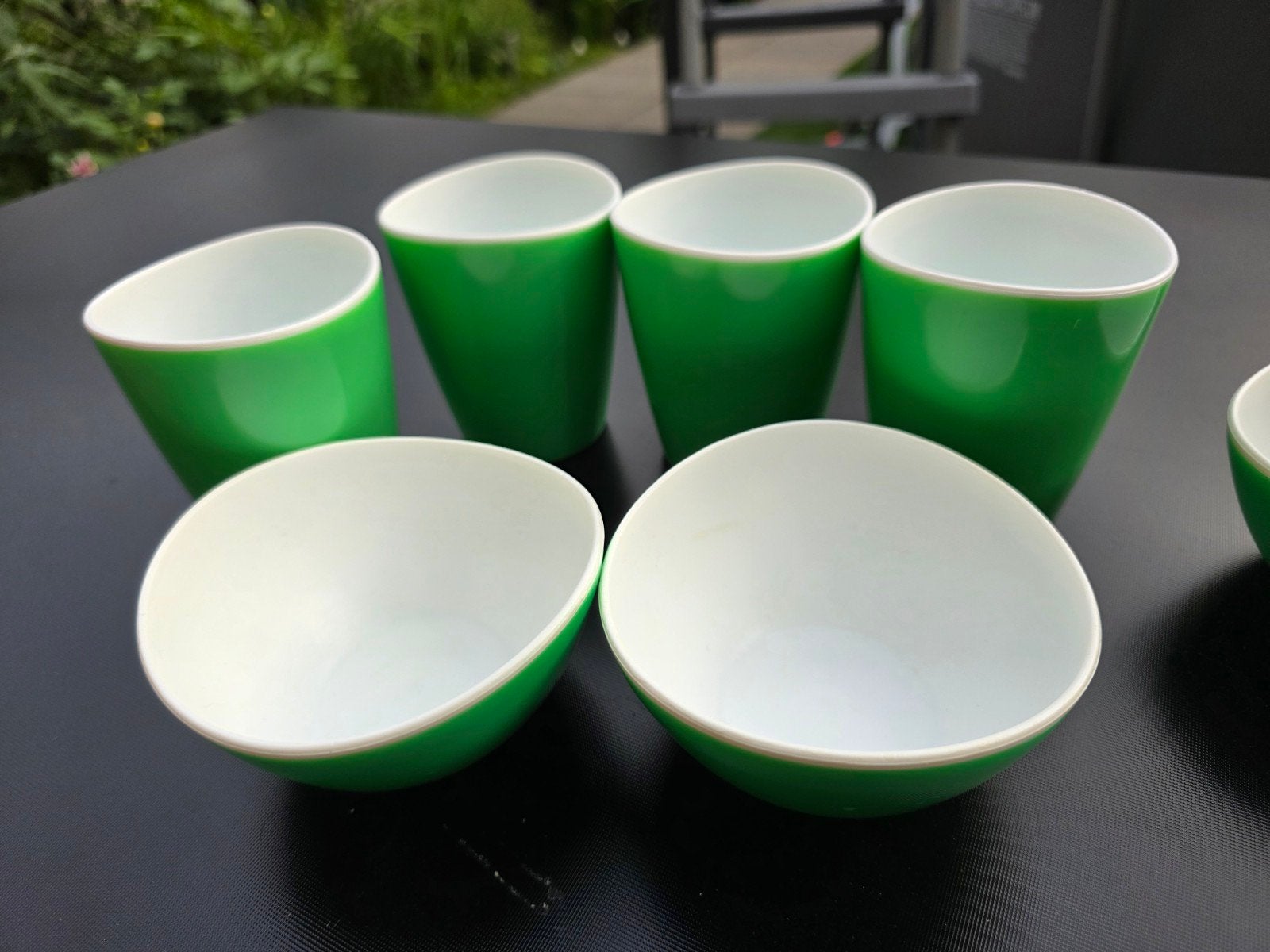 Leuk groen wit servies: 4 kopjes, 2 kommetjes, Ophalen of Verzenden, Gebruikt, Kunststof