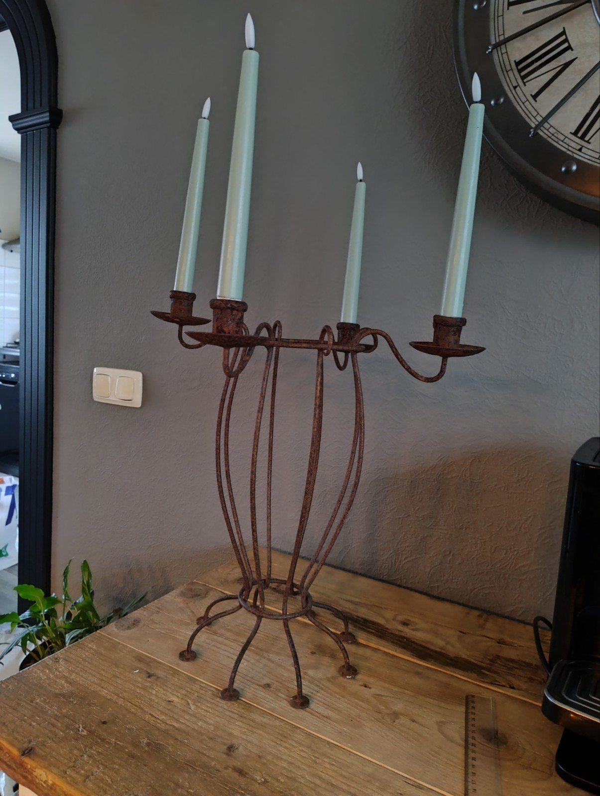 Roest ijzeren 4-armige kandelaar - 42 cm hoog, Ophalen of Verzenden, Overige materialen