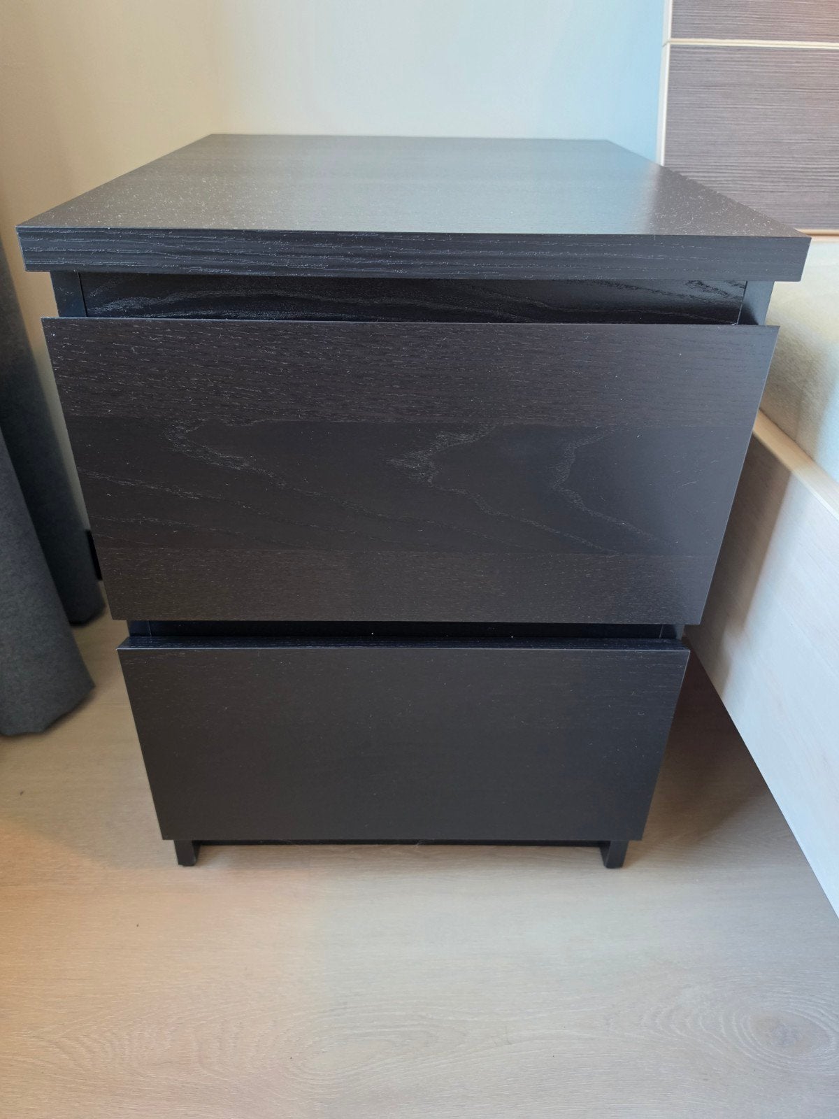 Donkerbruin nachtkastje met twee lades, Ophalen, Gebruikt, Minder dan 45 cm, 55 tot 70 cm