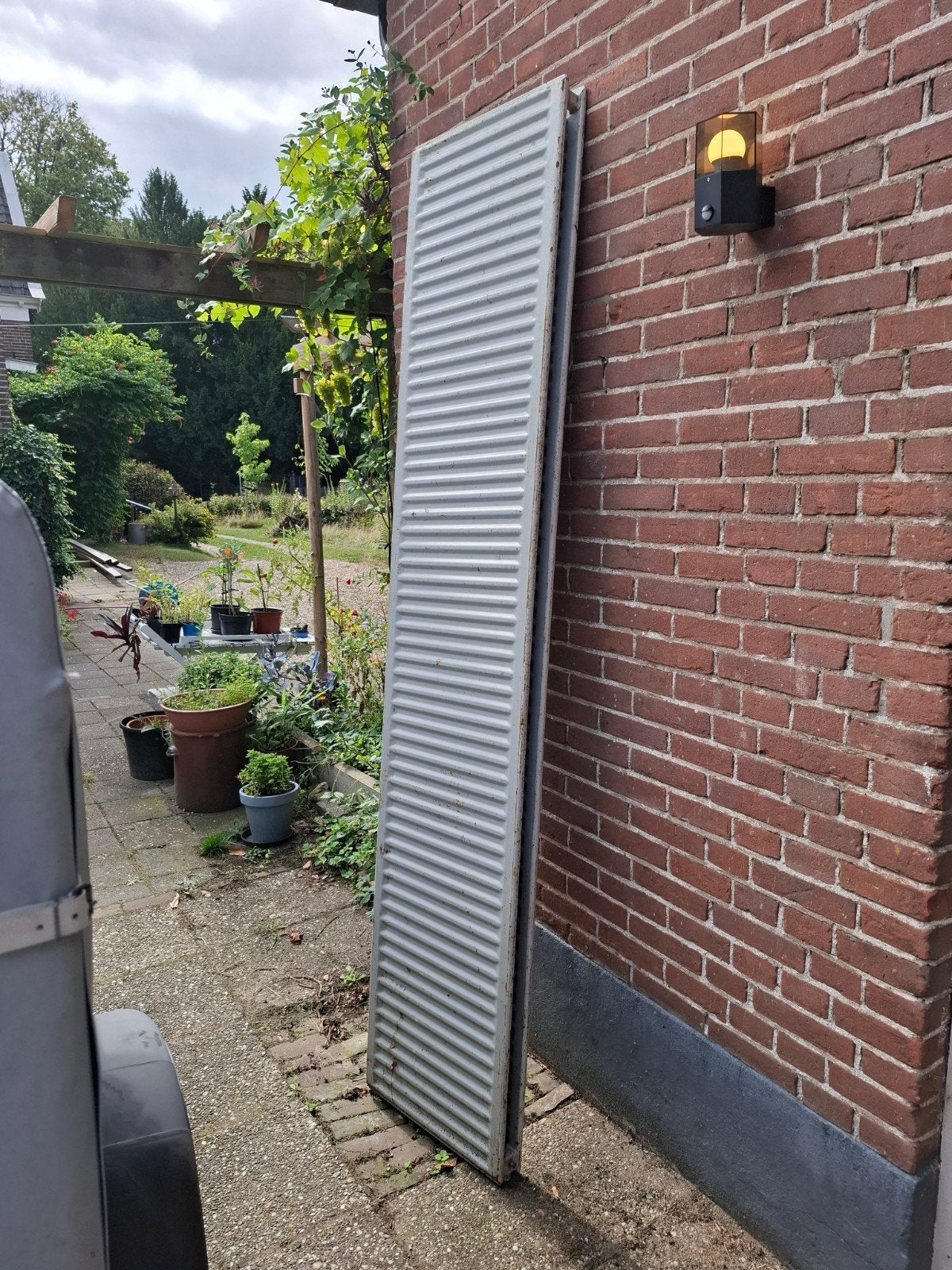 Oude radiator 240x50x8 cm - roestig, voor oud ijzer, Ophalen
