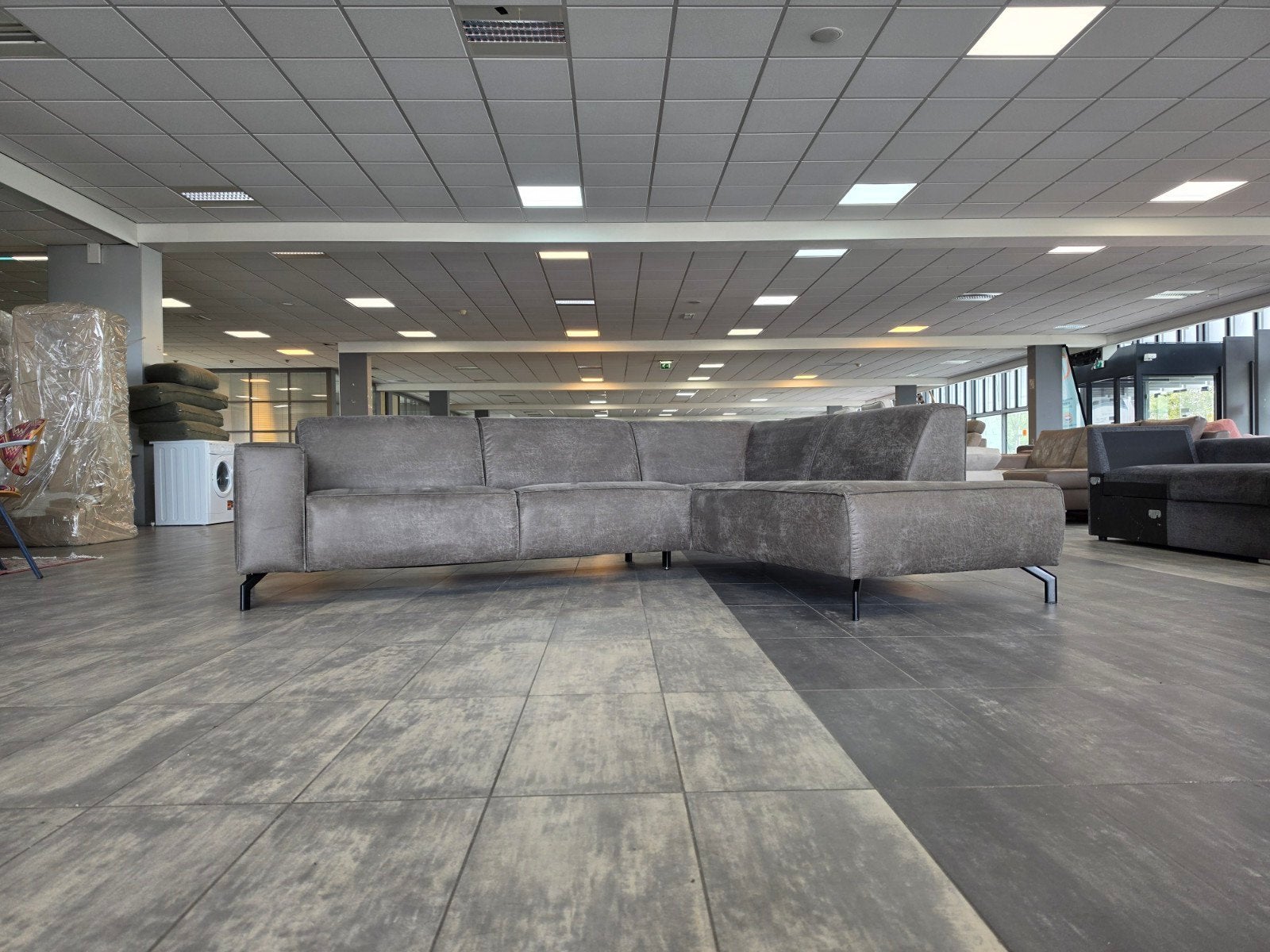 ✅️️️️️️️️️️️️ GEREINIGD suede taupegrijze hoekbank 275x210, Huis en Inrichting, Banken | Bankstellen, 250 tot 300 cm, Info@onbekend.nl