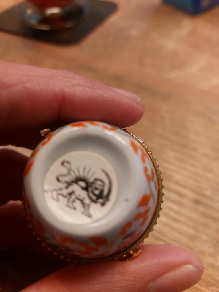 Klein porseleinen pillendoosje met leeuw en zon decor, Ophalen of Verzenden