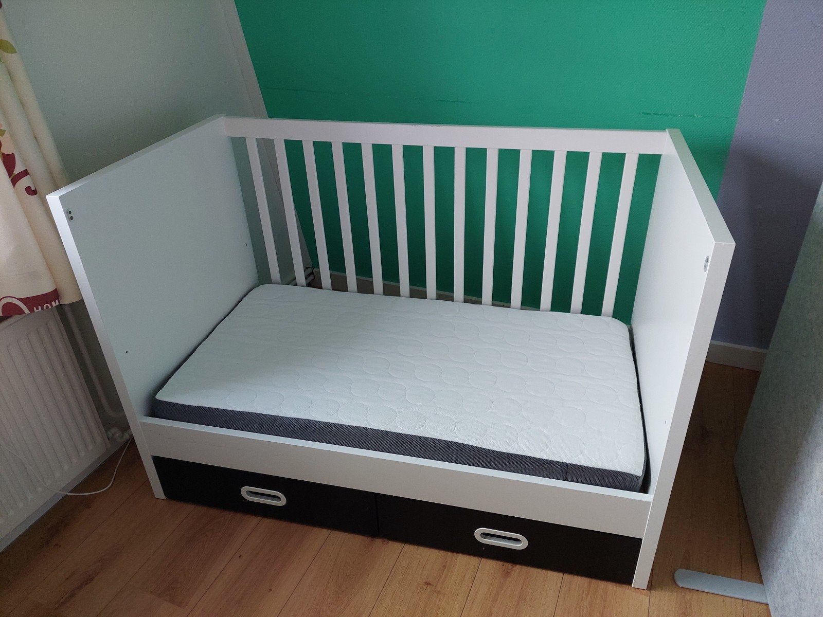 Ikea ledikant Stuva met 2 matrassen en zijsteun, Ophalen, Gebruikt, Ledikant