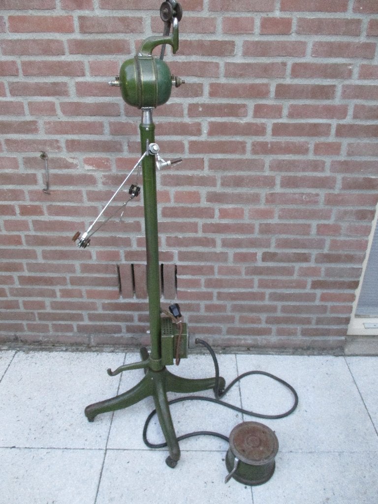 Antieke tandartsboor op statief , met voetbediening., Ophalen