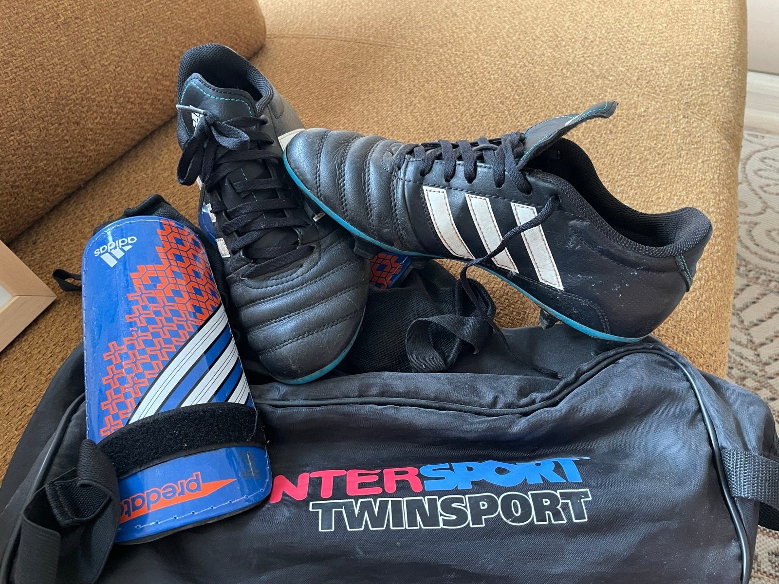 Adidas voetbalschoenen met scheenbeschermers en tas, Ophalen, Gebruikt, Set