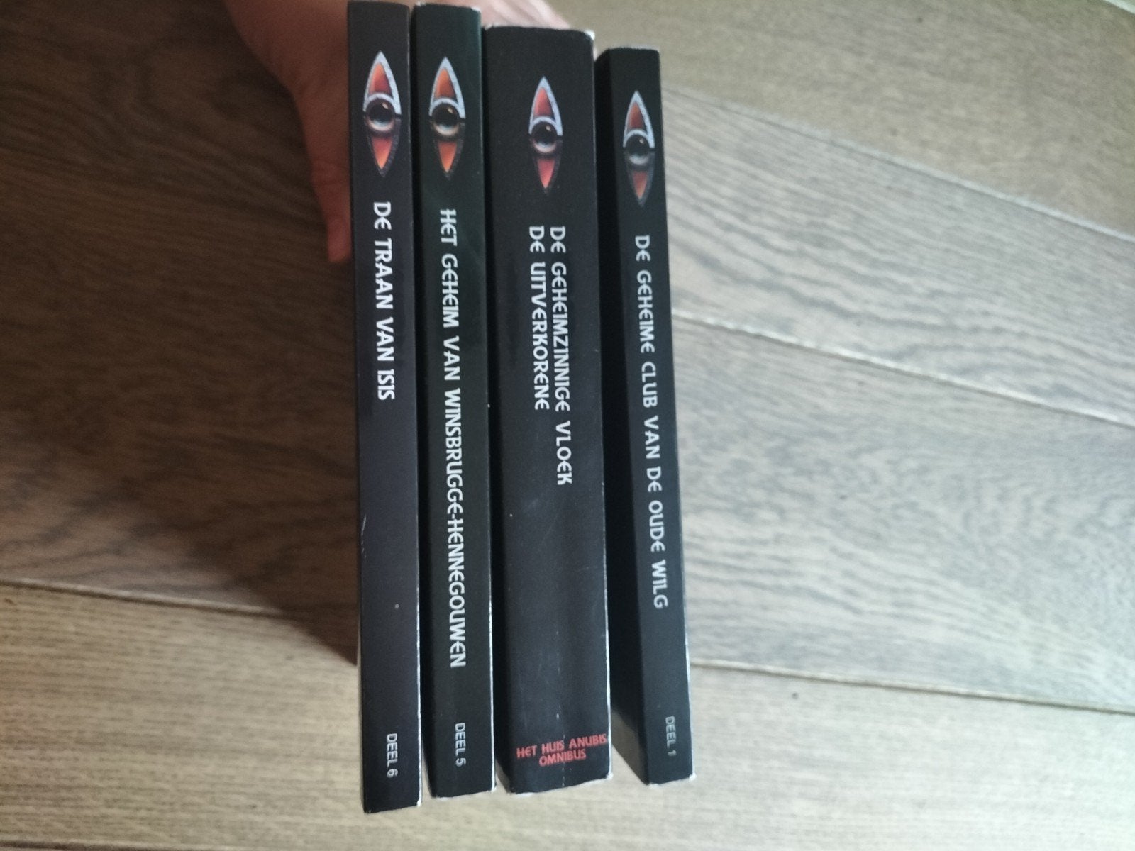 het huis Anubis - De traan van Isis, A. Penrhyn-Lowe, Fictie algemeen, Ophalen of Verzenden, Zo goed als nieuw