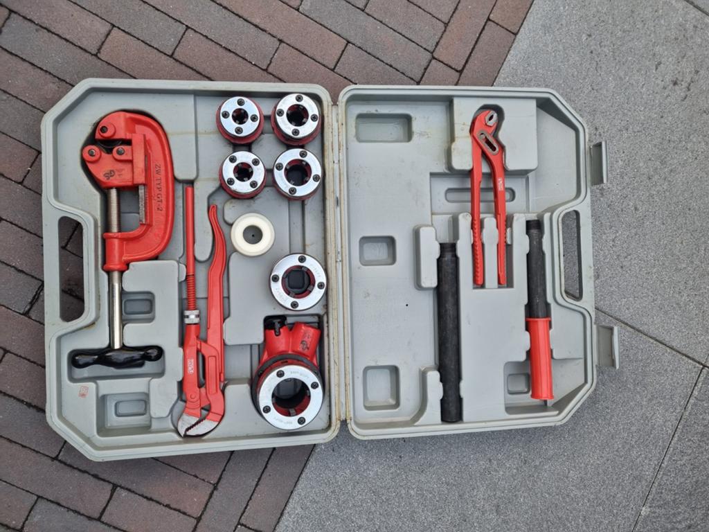 Pijpsnijder en draadsnijset in koffer., Doe-het-zelf en Verbouw, Gereedschap | Handgereedschap, Ophalen of Verzenden, Gebruikt