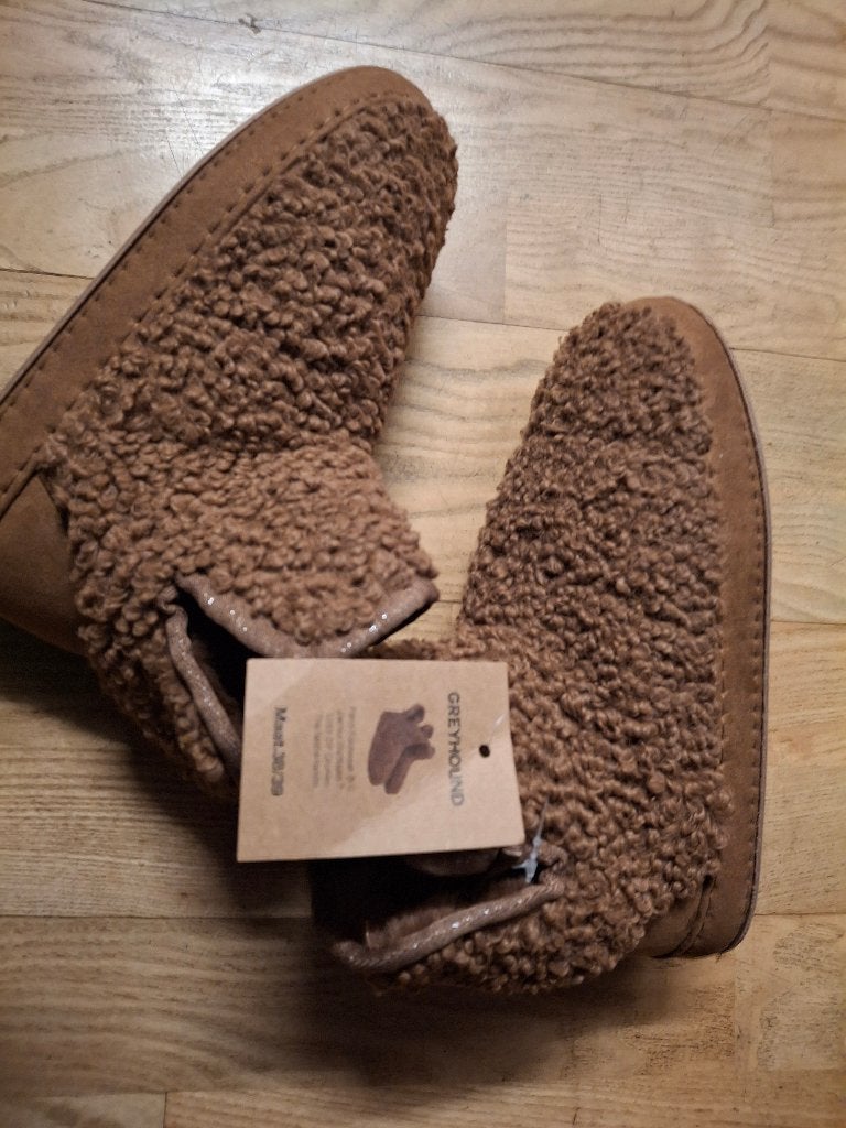 Pantoffels sloffen greyhound maat 36,37 beige en 38,39 bruin, Ophalen of Verzenden, Nieuw, Bruin, Pantoffels of Sloffen
