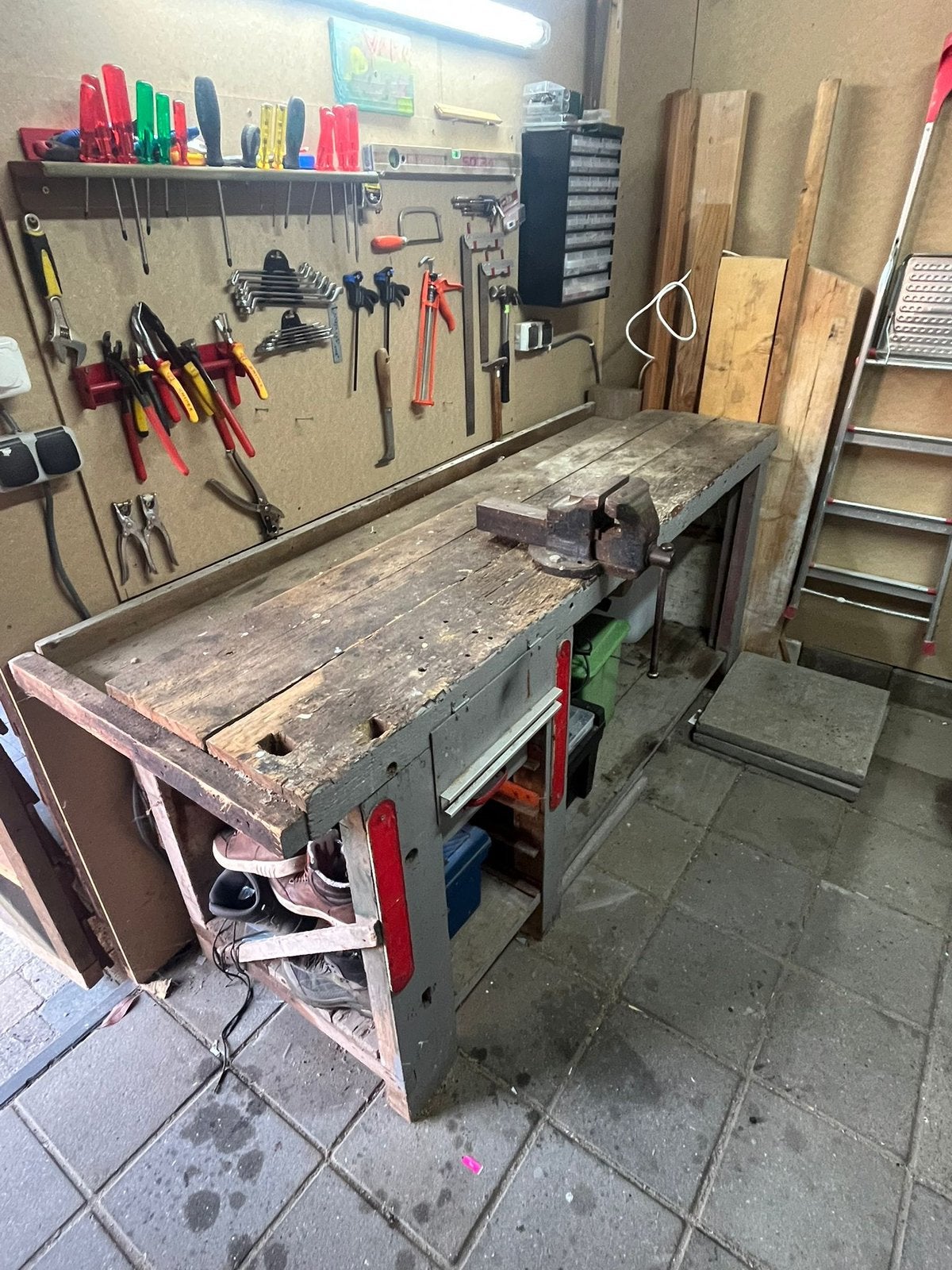Oude robuuste houten werkbank, Doe-het-zelf en Verbouw, Werkbanken, Ophalen