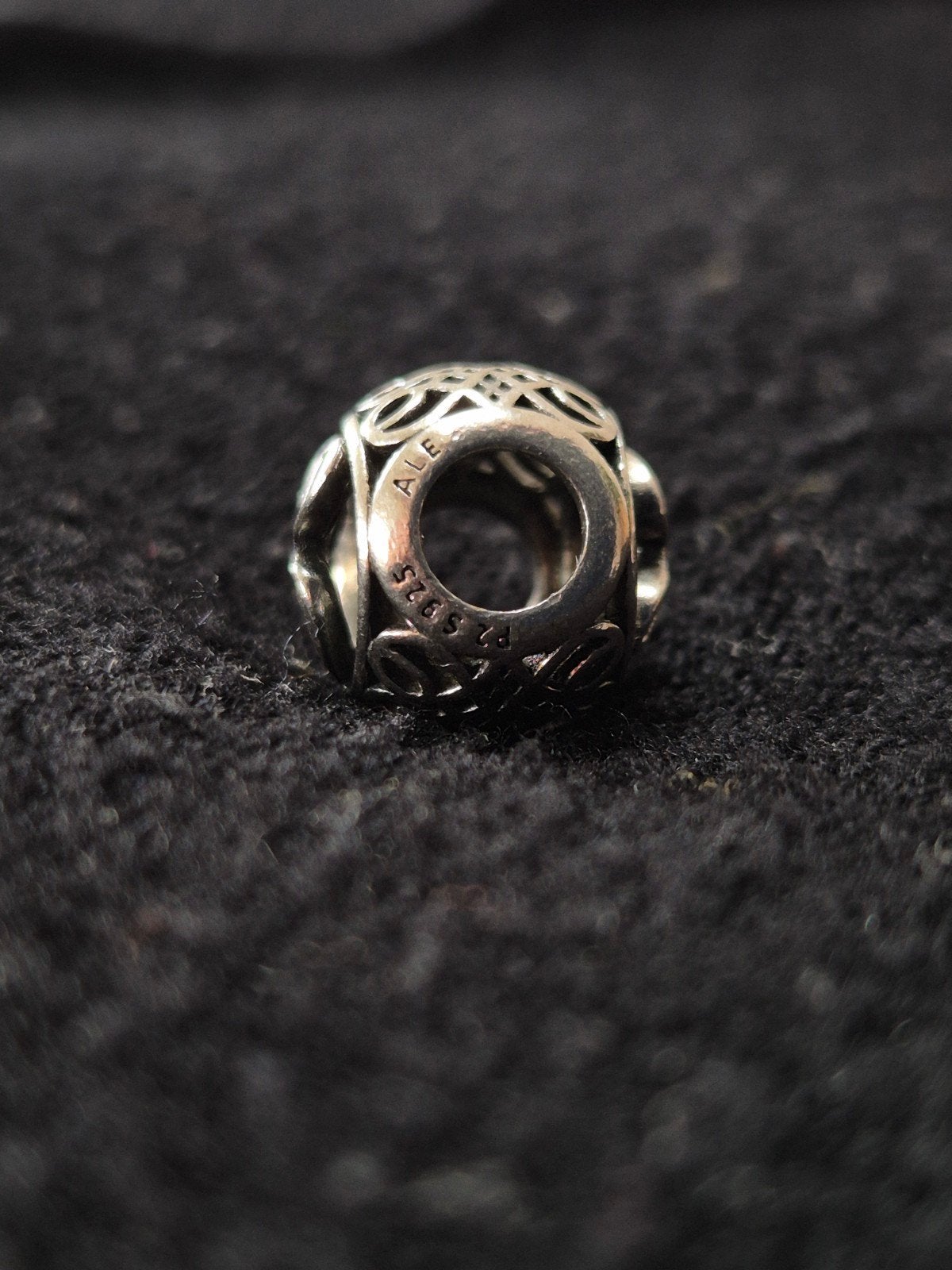 Pandora bedel met letter J - Sterling zilver S925 ALE, Gebruikt, Pandora, Ophalen of Verzenden, 1 bedel