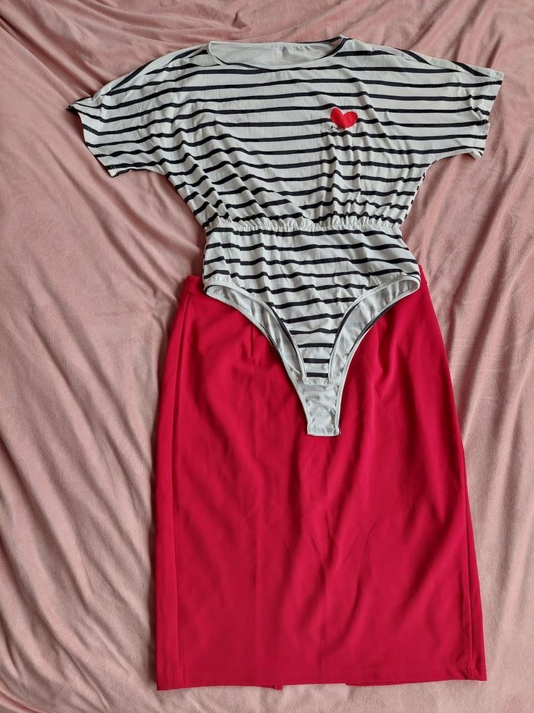Gestreept bodysuit met rode rok - Maat l, Kleding | Dames, Rokken, Maat 42/44 (L), Ophalen of Verzenden, Knielengte, Rood