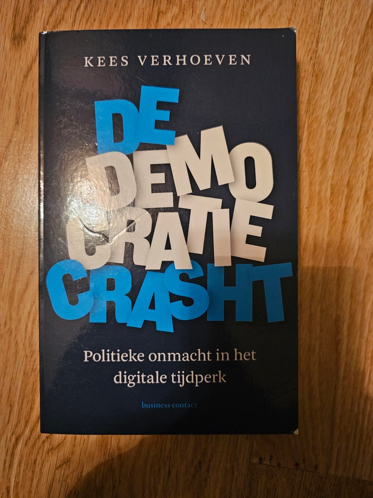 De Democratie Crasht - Kees Verhoeven (Boek), Gelezen, Ophalen of Verzenden, Nederland, Kees Verhoeven