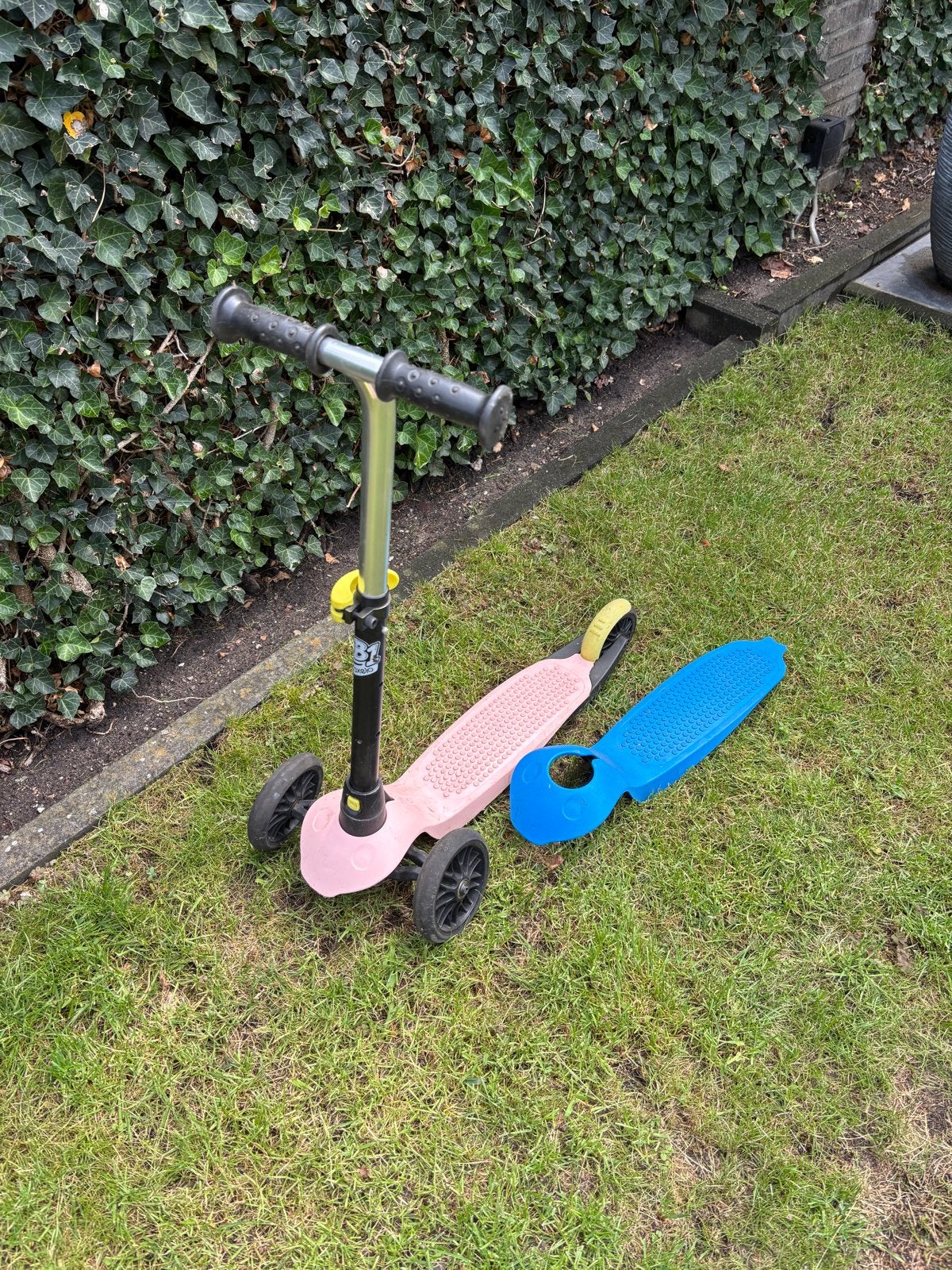 Roze kinderstep met 3 wielen en blauw skateboard, Fietsen en Brommers, Ophalen, Gebruikt, Gewone step