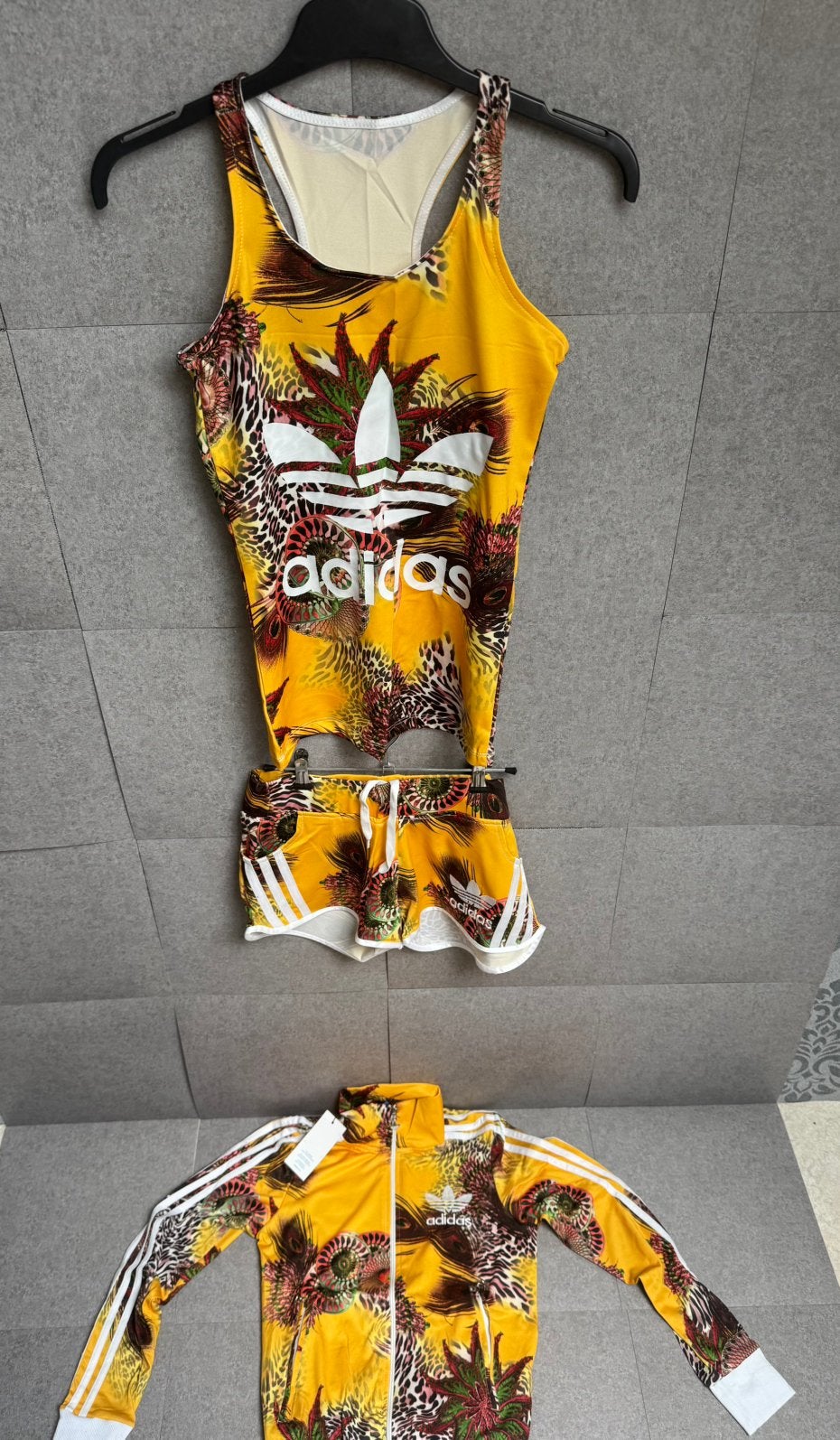 Adidas dames set 3-delig geel print,top,short, vest– M, Verzenden, Geel, Nieuw, Maat 42/44 (L)