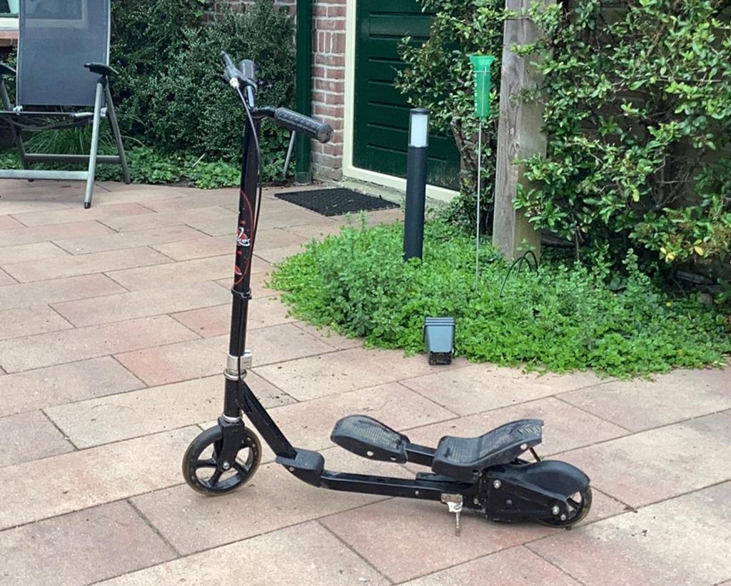 Sky scooter met pedaal en rem, Fietsen en Brommers, Steps, Ophalen of Verzenden, Gebruikt