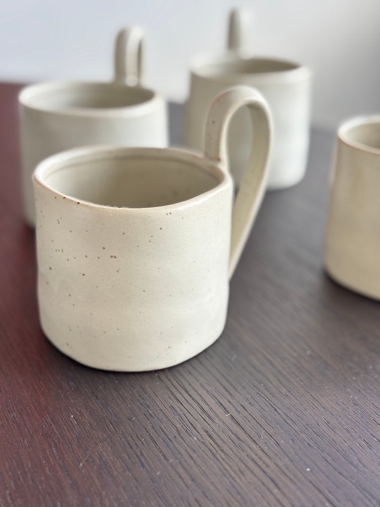 Mok 4 stuks Ferm Living Flow | Off White Speckle, Ophalen, Keramiek, Zo goed als nieuw, Overige stijlen