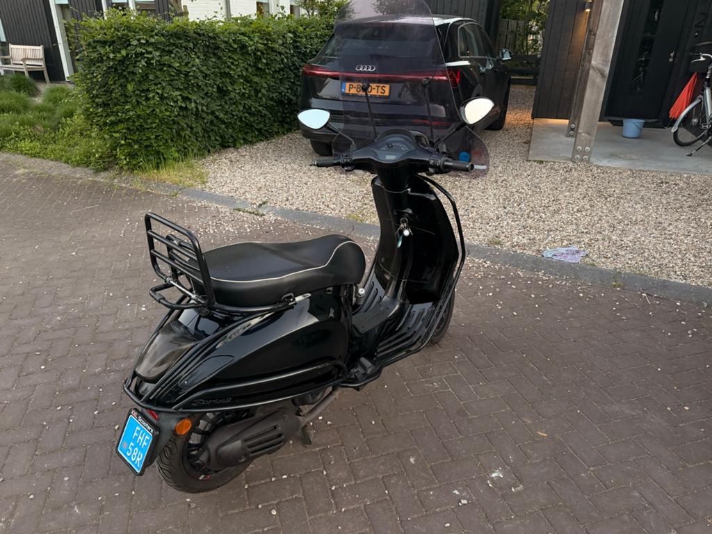 Vespa Sprint E5 2021 - Glans zwart - full option, Fietsen en Brommers, Scooters | Vespa, Ophalen, Gebruikt, Benzine