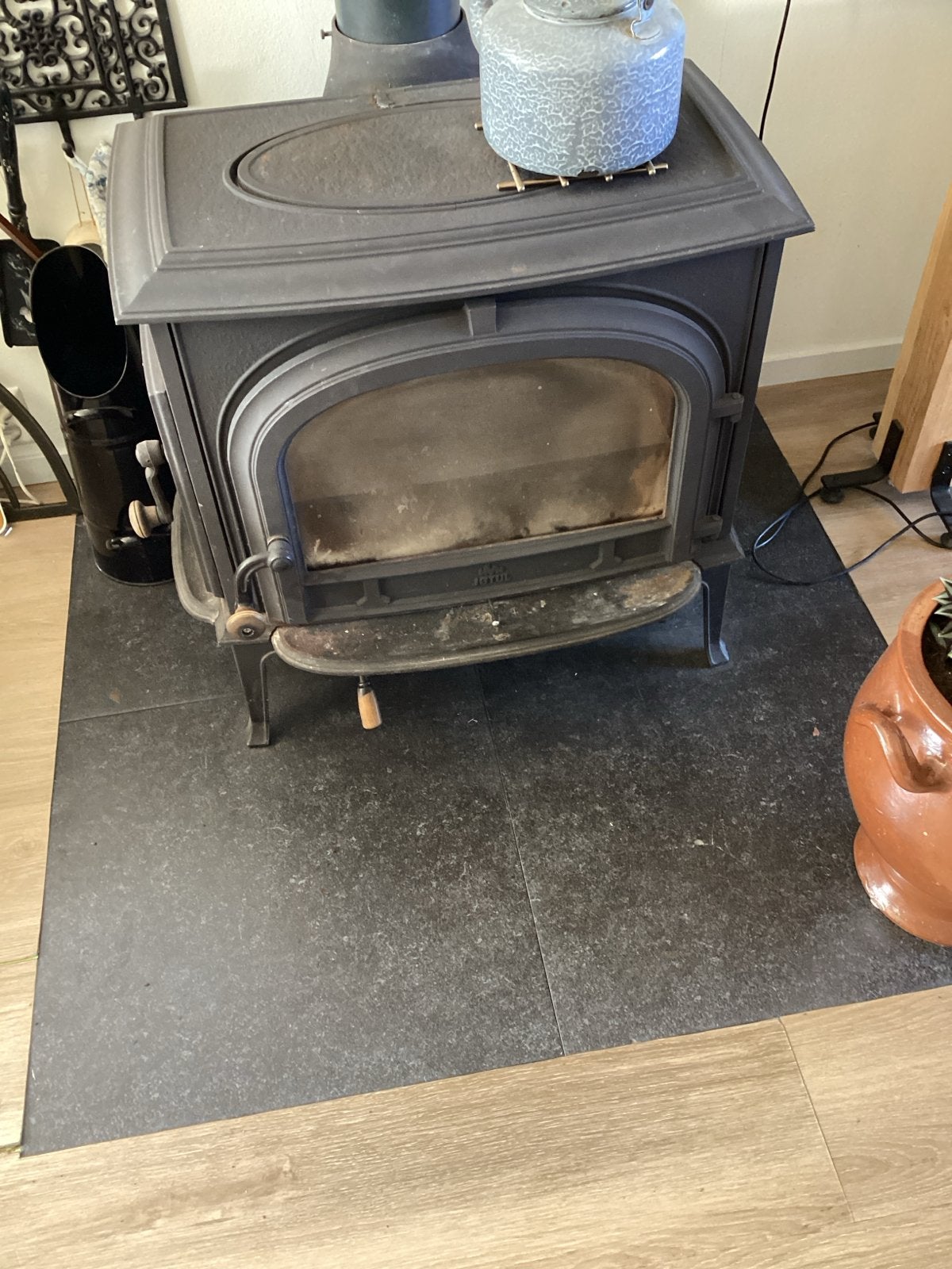 Robuuste gietijzeren houtkachel - Gezellige warmte, Ophalen of Verzenden, Gebruikt, Vrijstaande haard, Houthaard