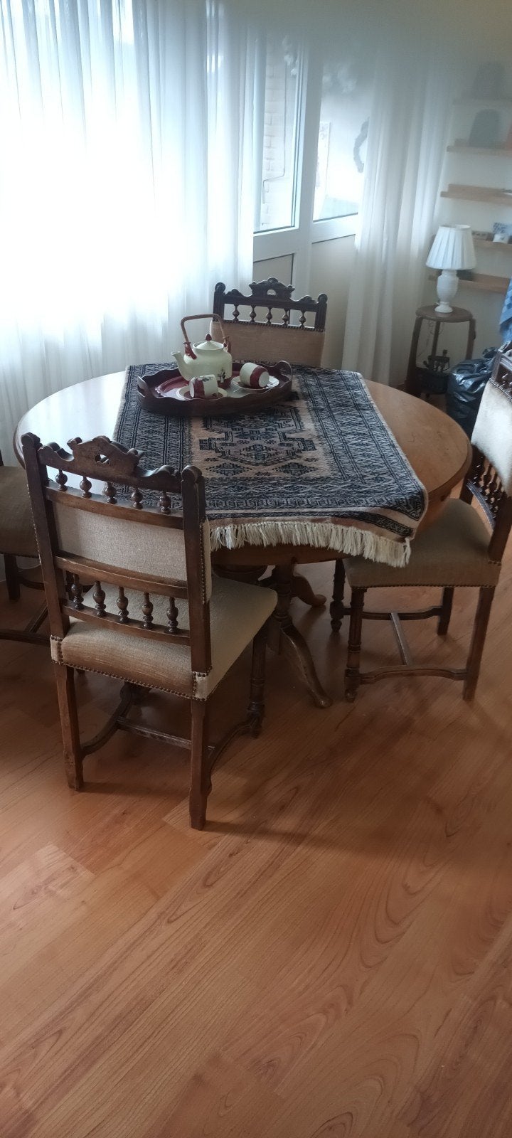 eettafel met zes stoelen, Ophalen