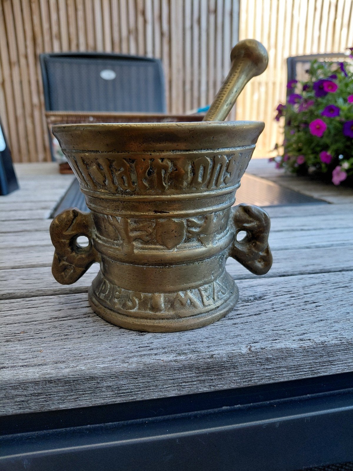 bronzen vijzel, Ophalen