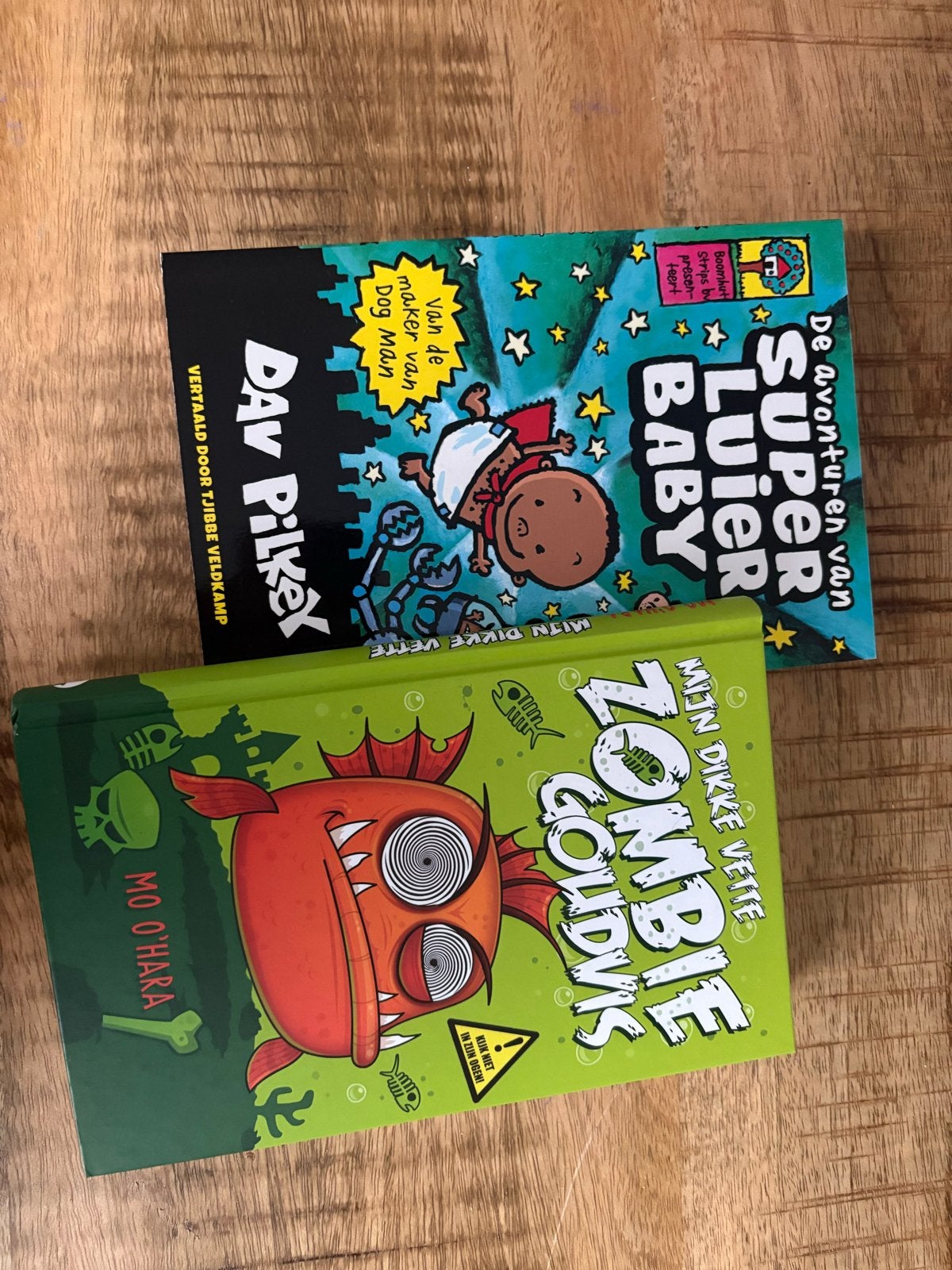 2 kinderboeken: Super Luier Baby & Mijn Dikke Vette Zombie G, Ophalen of Verzenden, Gelezen, Fictie