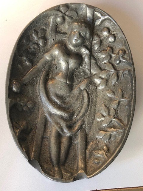 Ondeugende vrouw die appels plukt met ladder, Minder dan 20 cm, Art nouveau, Ophalen of Verzenden, Overige materialen