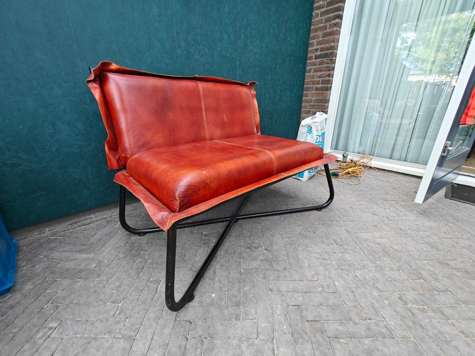 Leren bankje met ijzeren onderstel, Ophalen, 75 tot 100 cm, Zo goed als nieuw, Hip