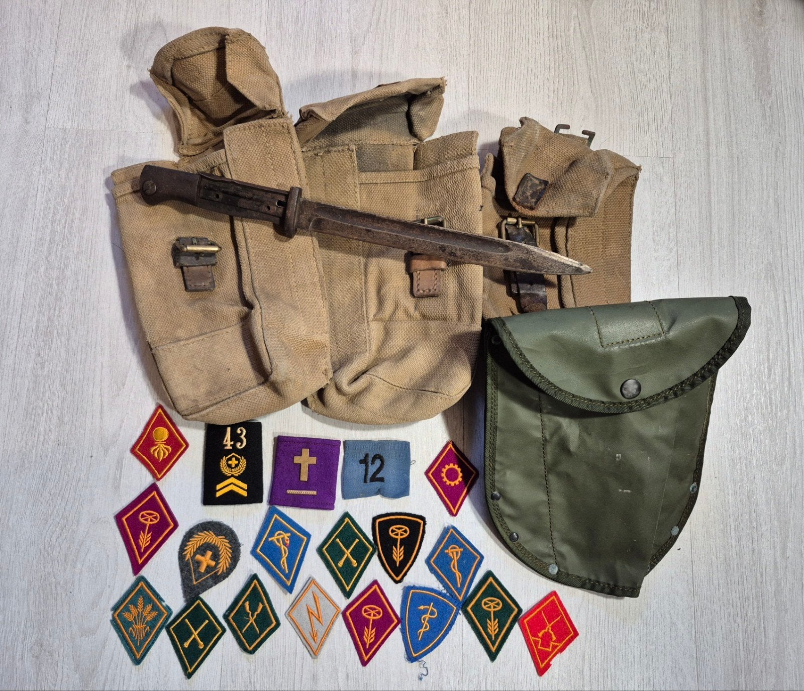 Militaria / emblemen / bajonet / foudraal / pouche, Ophalen of Verzenden, Landmacht, Overige gebieden, Mes of Dolk