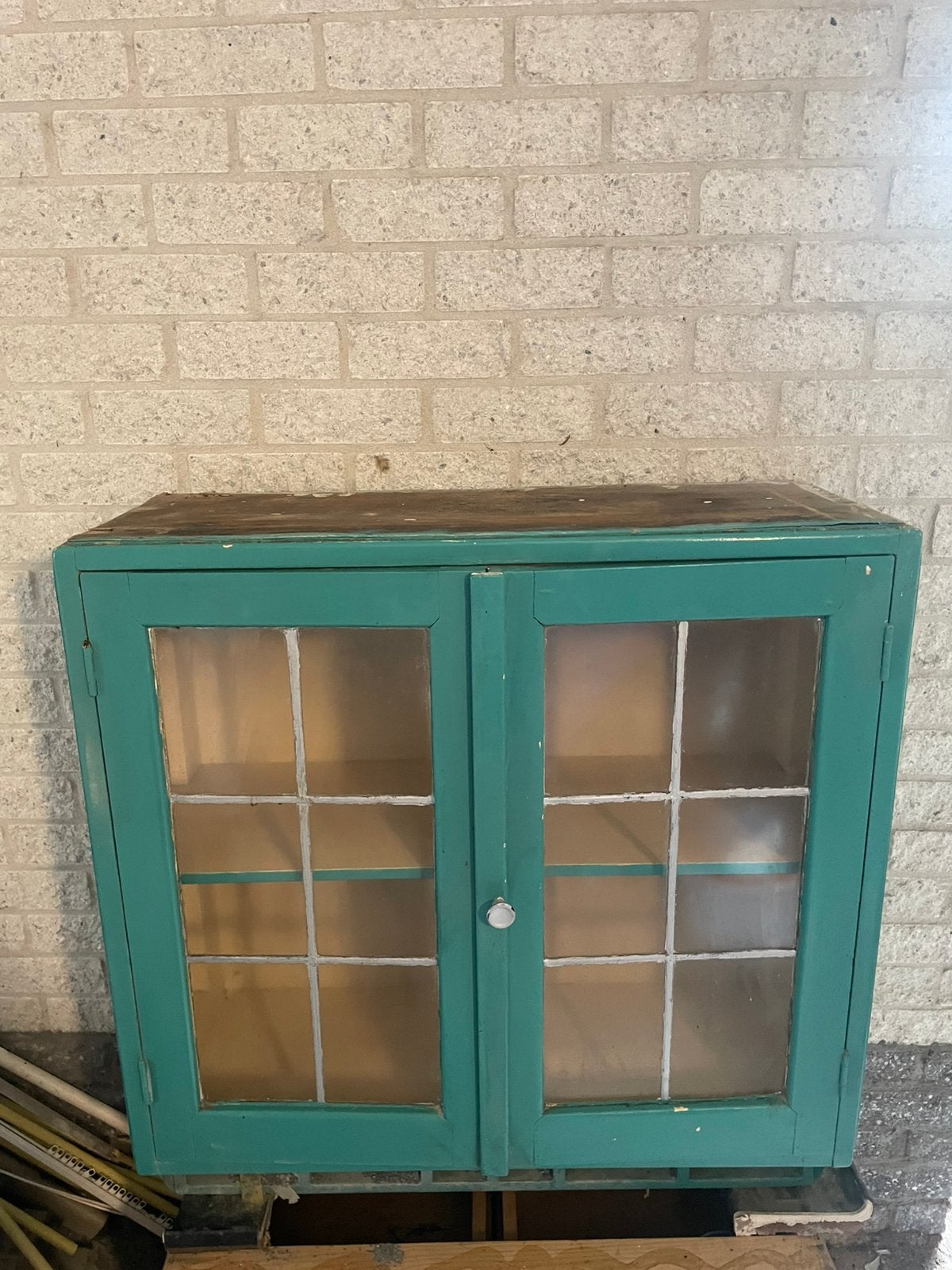 Apart kastje met loden strippen tussen het glas, Ophalen