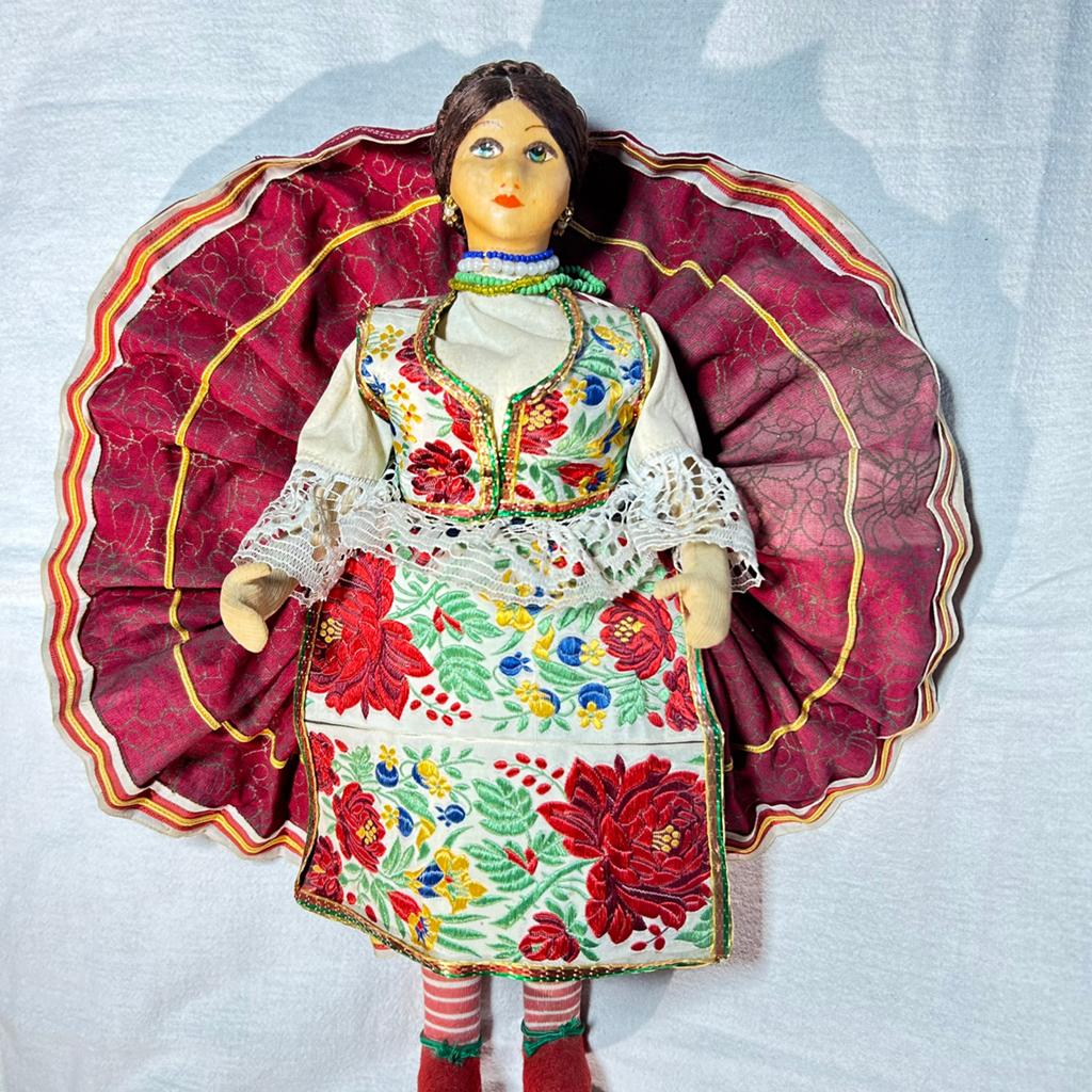 Vintage klederdracht pop uit Oost-Europa 35 cm, Gebruikt, Ophalen of Verzenden, X, Pop