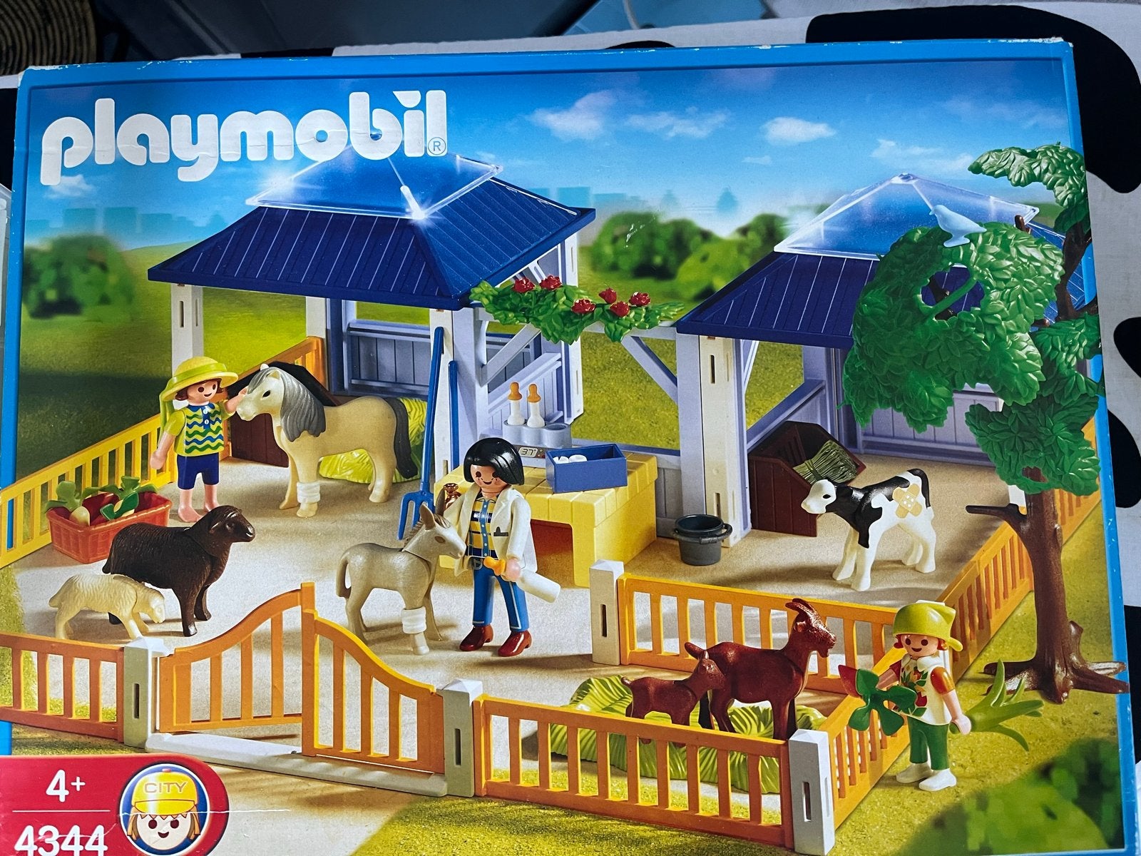 Foto 4 van Grote Playmobil set: Manege, Dierenkliniek, Dolfinarium,