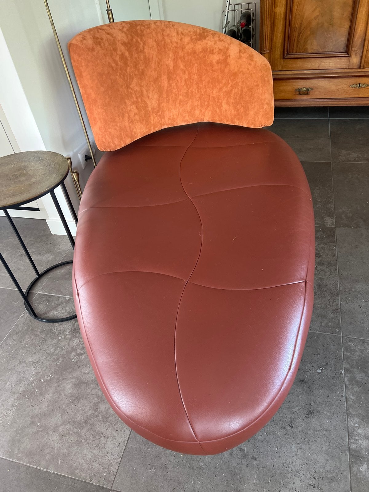 Moderne chaise longue in bruin leer en oranje stof, Ophalen, Zo goed als nieuw