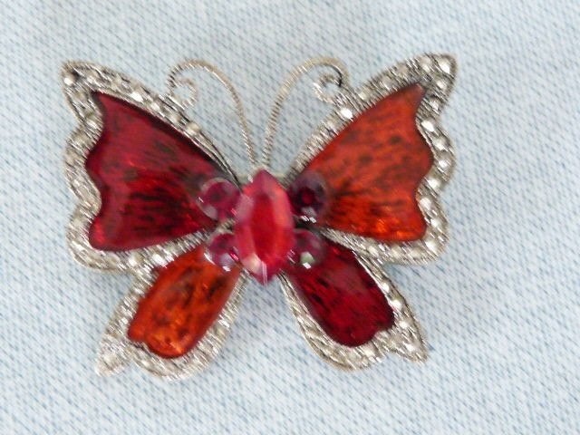 Aparte vlinderbroche met rode steen., Overige materialen, 4 tot 7 cm, Ophalen of Verzenden, Zo goed als nieuw