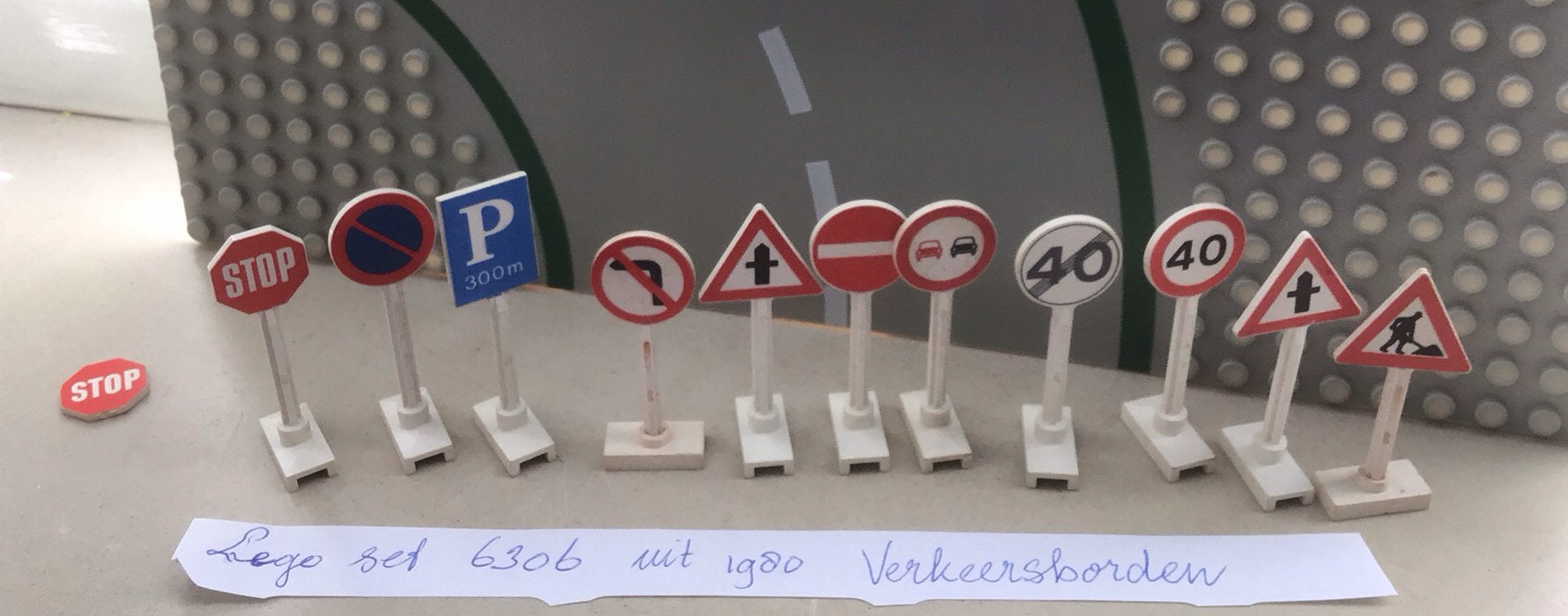 11 van de 12 verkeersborden van Legoset 6306, Lego, Accessoire, Ophalen of Verzenden, Zo goed als nieuw