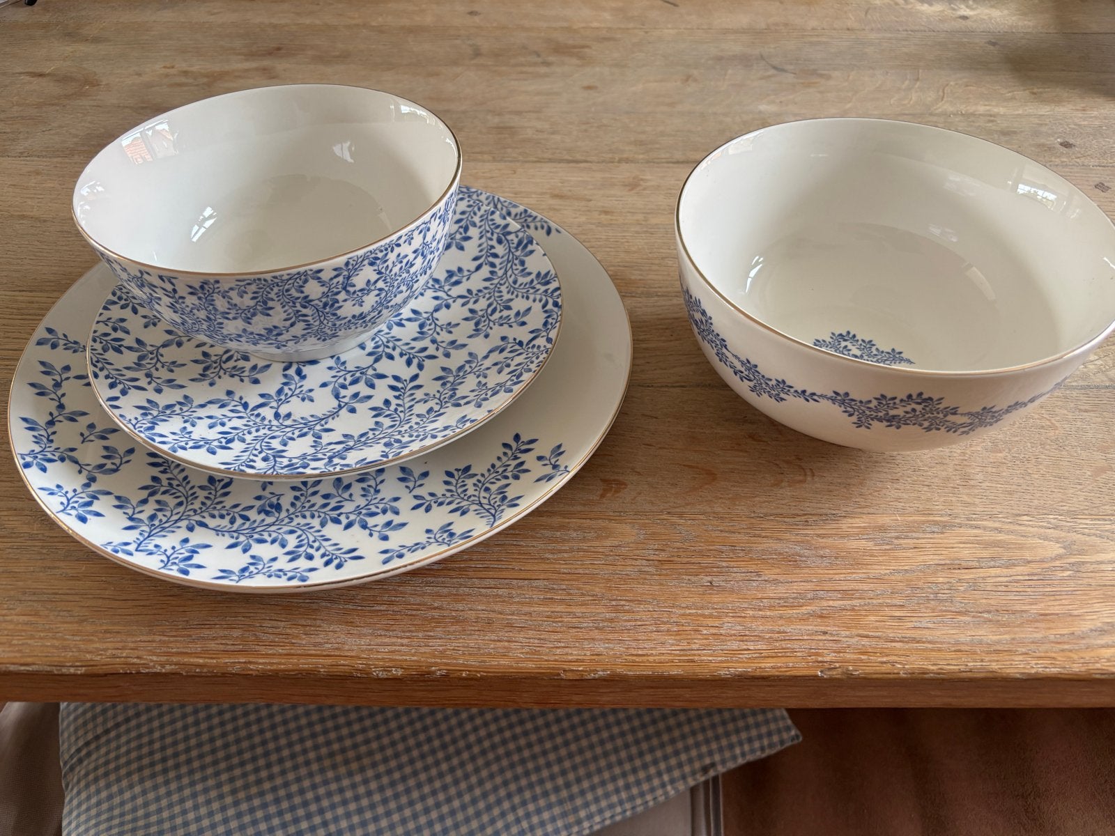 (Kerst) servies met blauw bladmotief, 20-delig, Huis en Inrichting, Ophalen, Overige merken, Keramiek, Zo goed als nieuw
