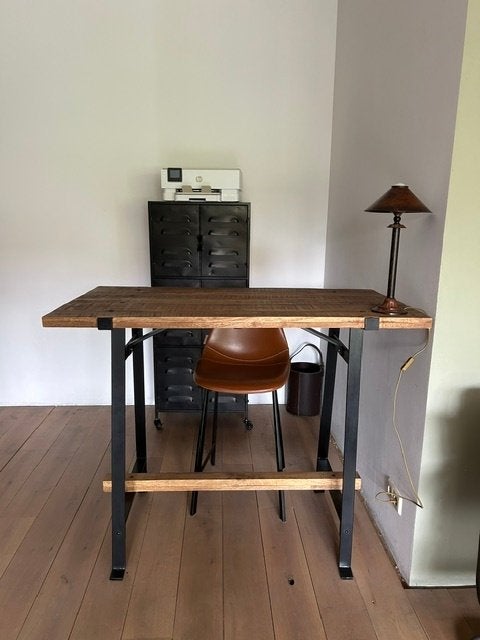 hoog bureau incl. leren kruk, Huis en Inrichting, Bureaus, Zo goed als nieuw, Zit-sta bureau, Industrieel, Bruin, Ophalen