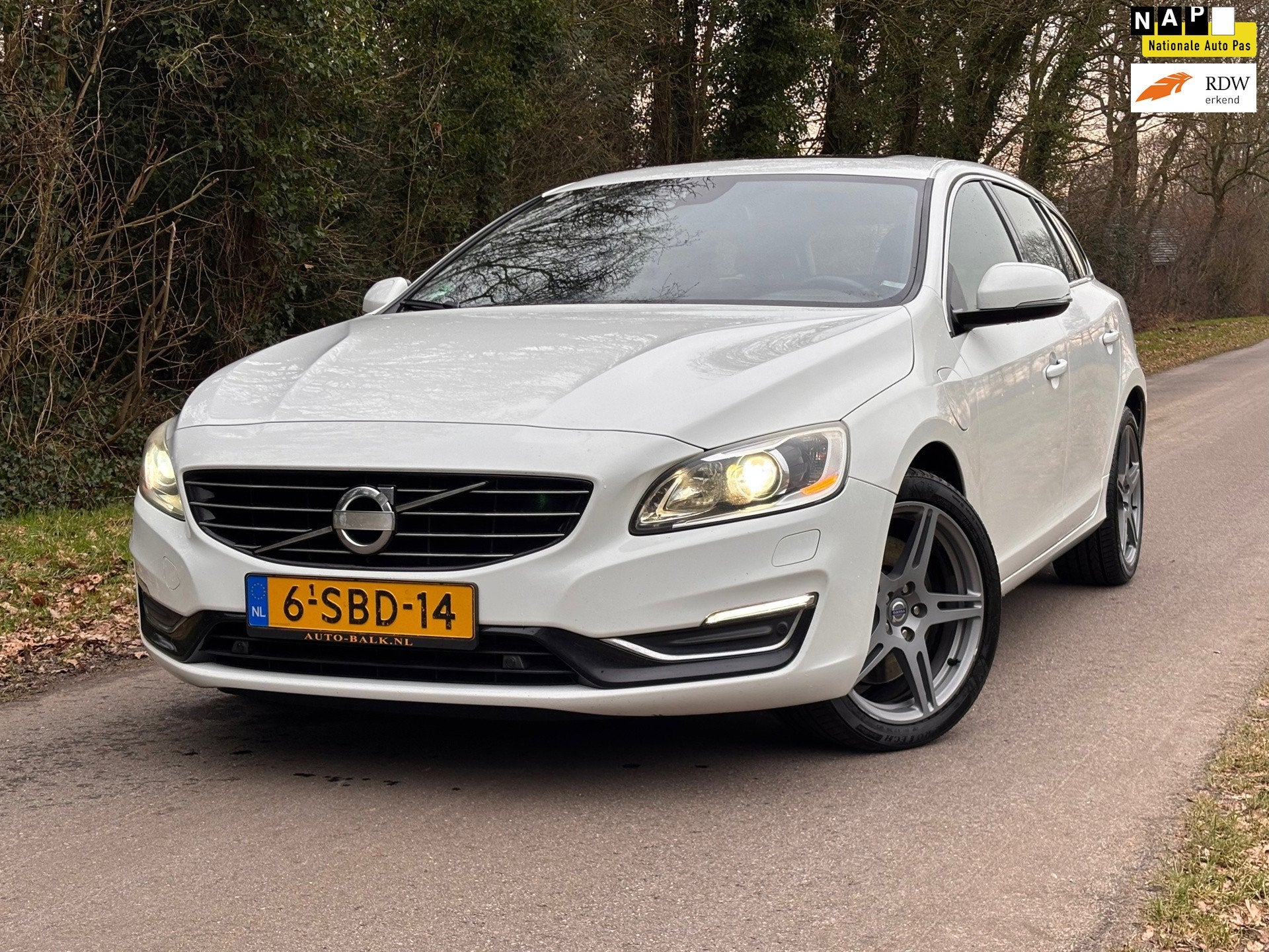 Volvo V60 2.4 D6 AWD Plug-In Hybrid Summum | Pano + Navi + C, Auto's, Automaat, Wit, Vierwielaandrijving, 11 kWh