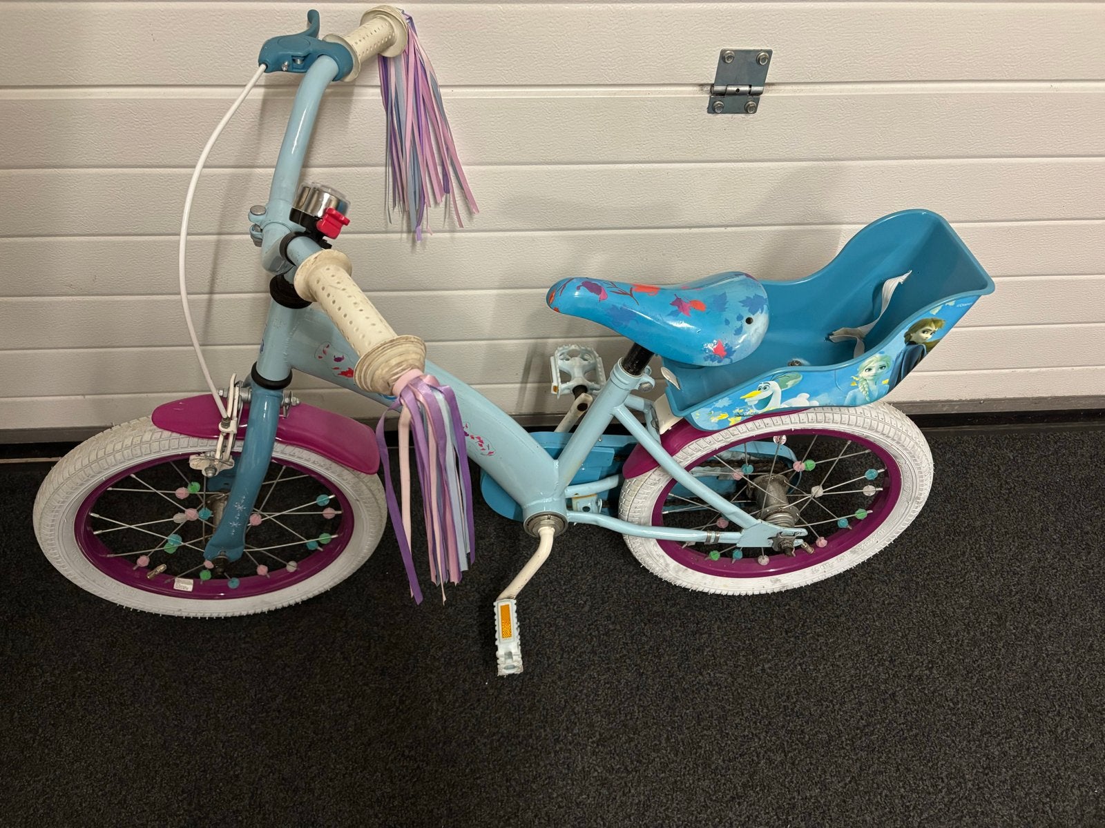 Frozen kinderfiets 16 inch met zijwieltjes en poppenzitje, Ophalen, Zijwieltjes, Velgrem, 16 tot 20 inch