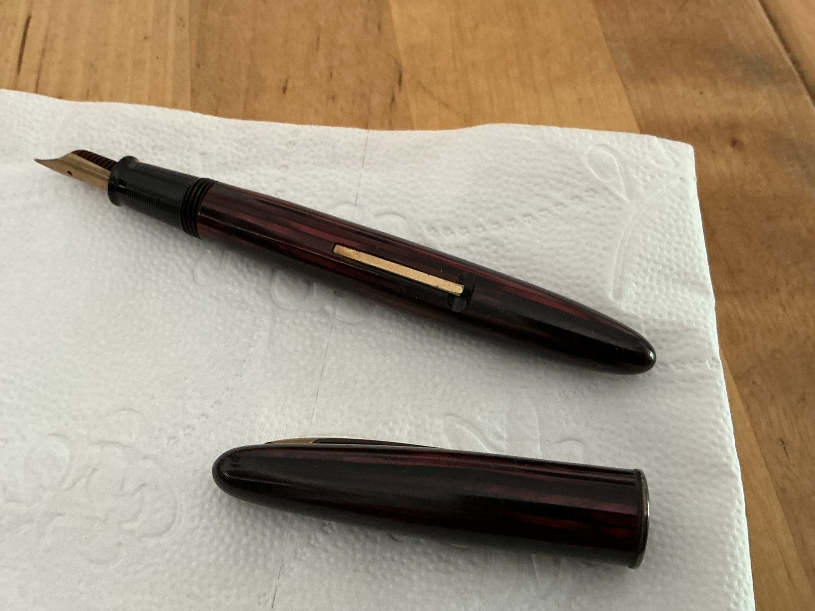 Sheaffer Vulpen CARMINE RED MET GOUDEN PUNT jaren 40, Verzamelen, Pennenverzamelingen, Ophalen of Verzenden, Gebruikt, Vulpen
