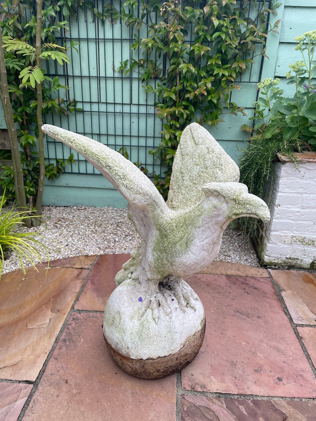 Groot stenen vogelbeeld - 70cm hoog, 50cm breed, Tuin en Terras, Tuinbeelden, Ophalen, Gebruikt, Beton, Dierenbeeld