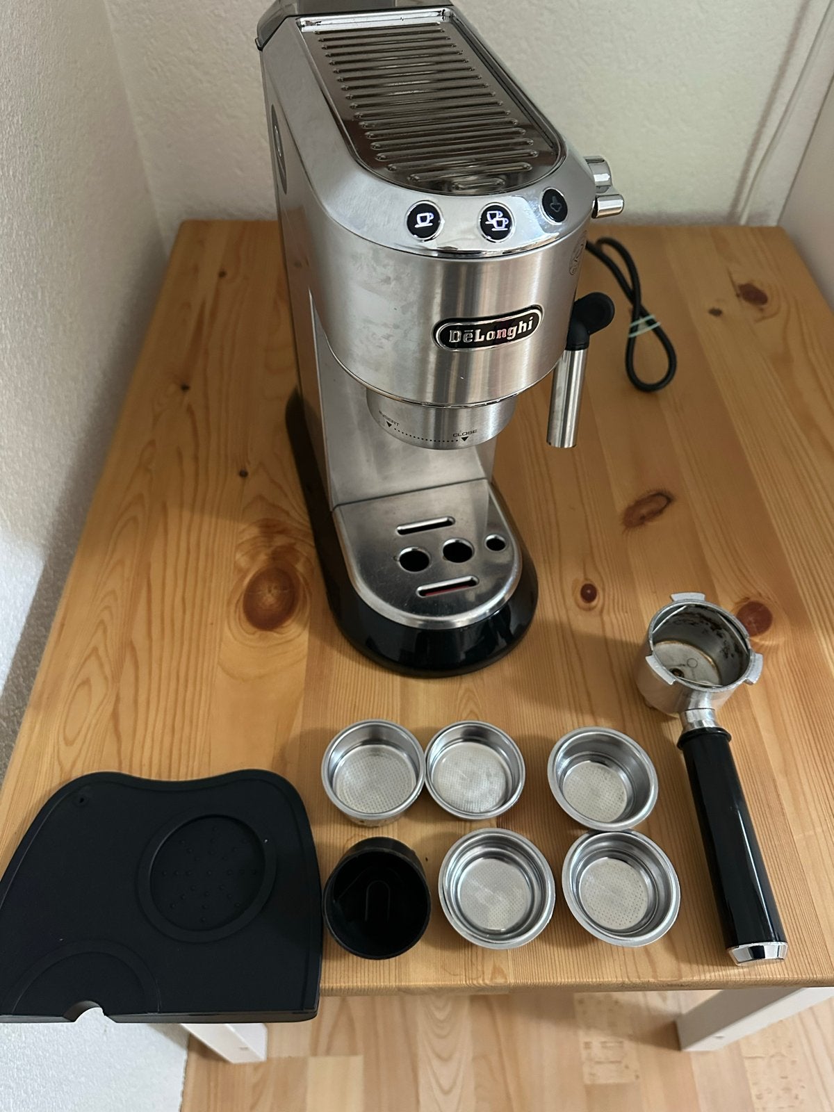 De'Longhi Dedica Style EC 685.M Espressomachine, Espresso apparaat, Gemalen koffie, Zo goed als nieuw, 1 kopje