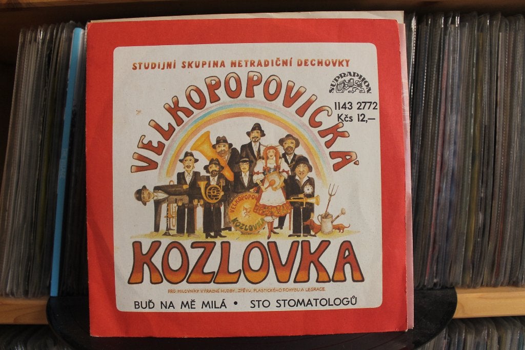 7" Single Velkopopovická Kozlovka - Buď Na Mě Milá / Sto Sto, Gebruikt, 7 inch, Ophalen of Verzenden, Pop