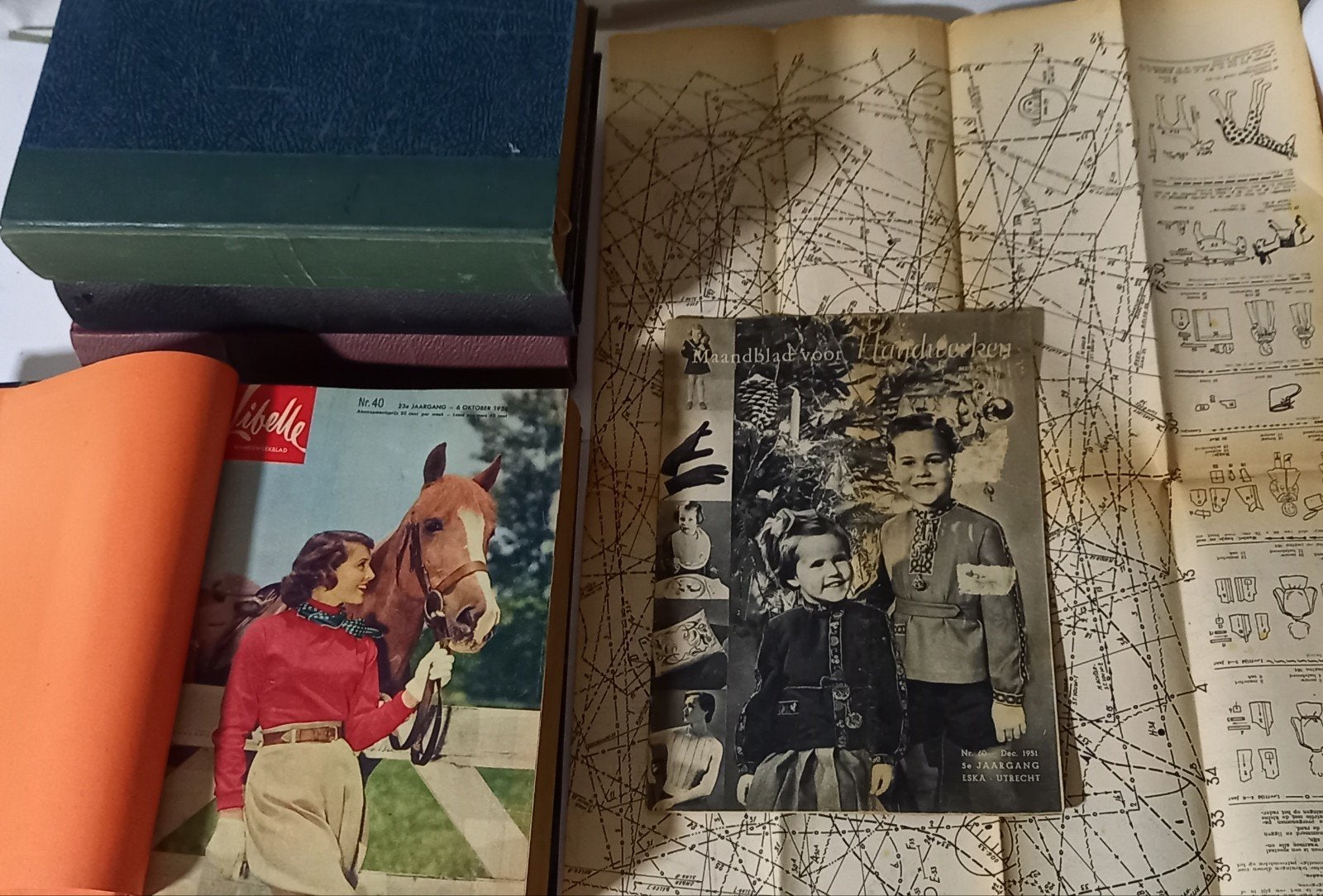Libelle ingebonden deel 1952/53/54/56 + losse handwerkblad, Ophalen of Verzenden, Gelezen, Damesbladen