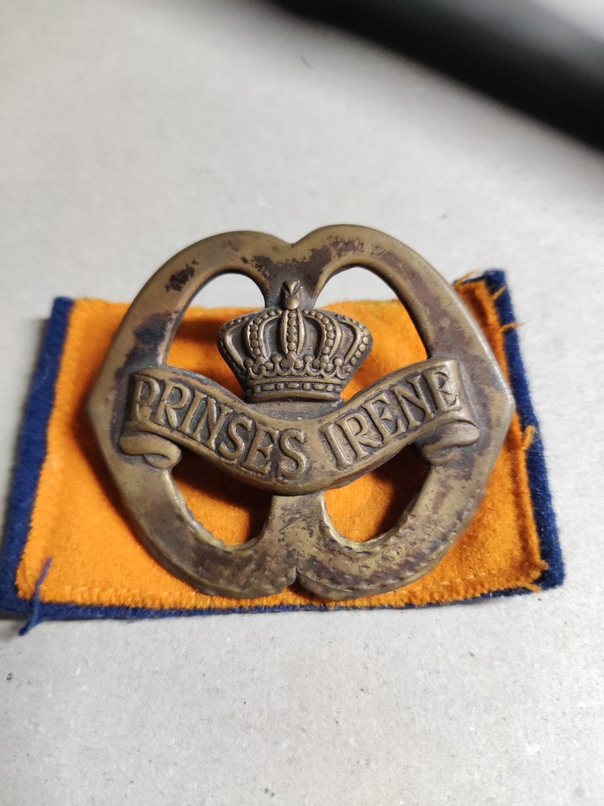 Naoorlogs baretembleem Prinses Irene, Ophalen of Verzenden, Landmacht, Nederland, Embleem of Badge