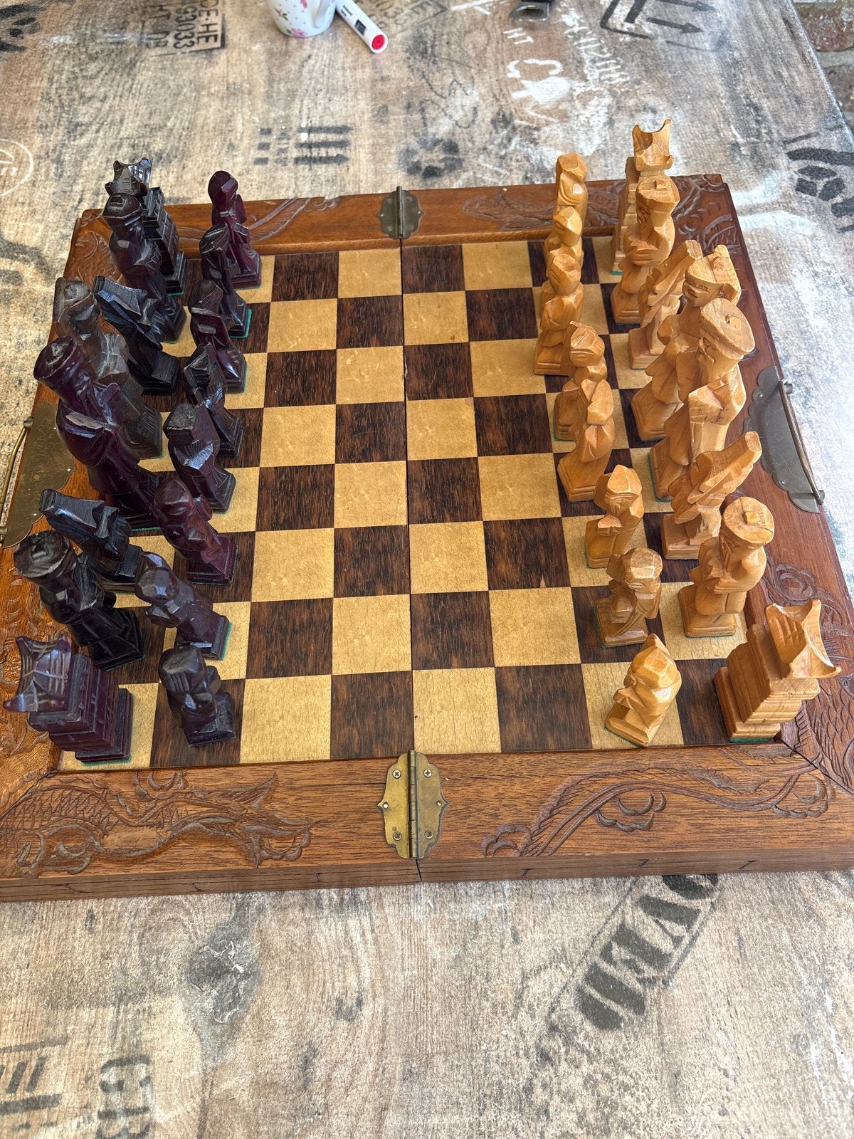Uniek handgesneden houten schaakspel met opbergvak, Een of twee spelers, Ophalen of Verzenden, Zo goed als nieuw, Reisspel