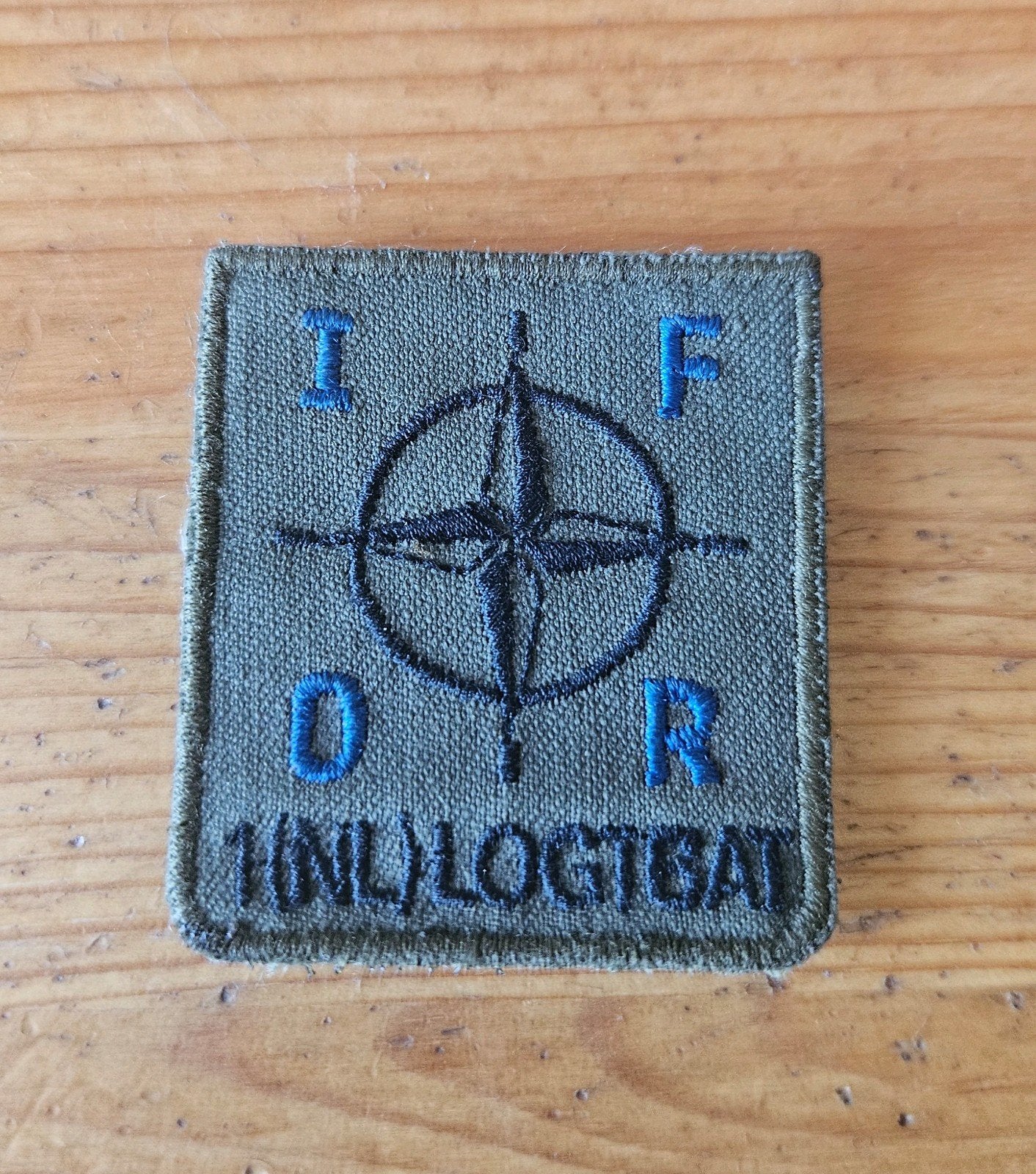 Borstembleem IFOR 1(NL)LOGTBAT, Verzamelen, Ophalen of Verzenden, Landmacht, Nederland, Embleem of Badge