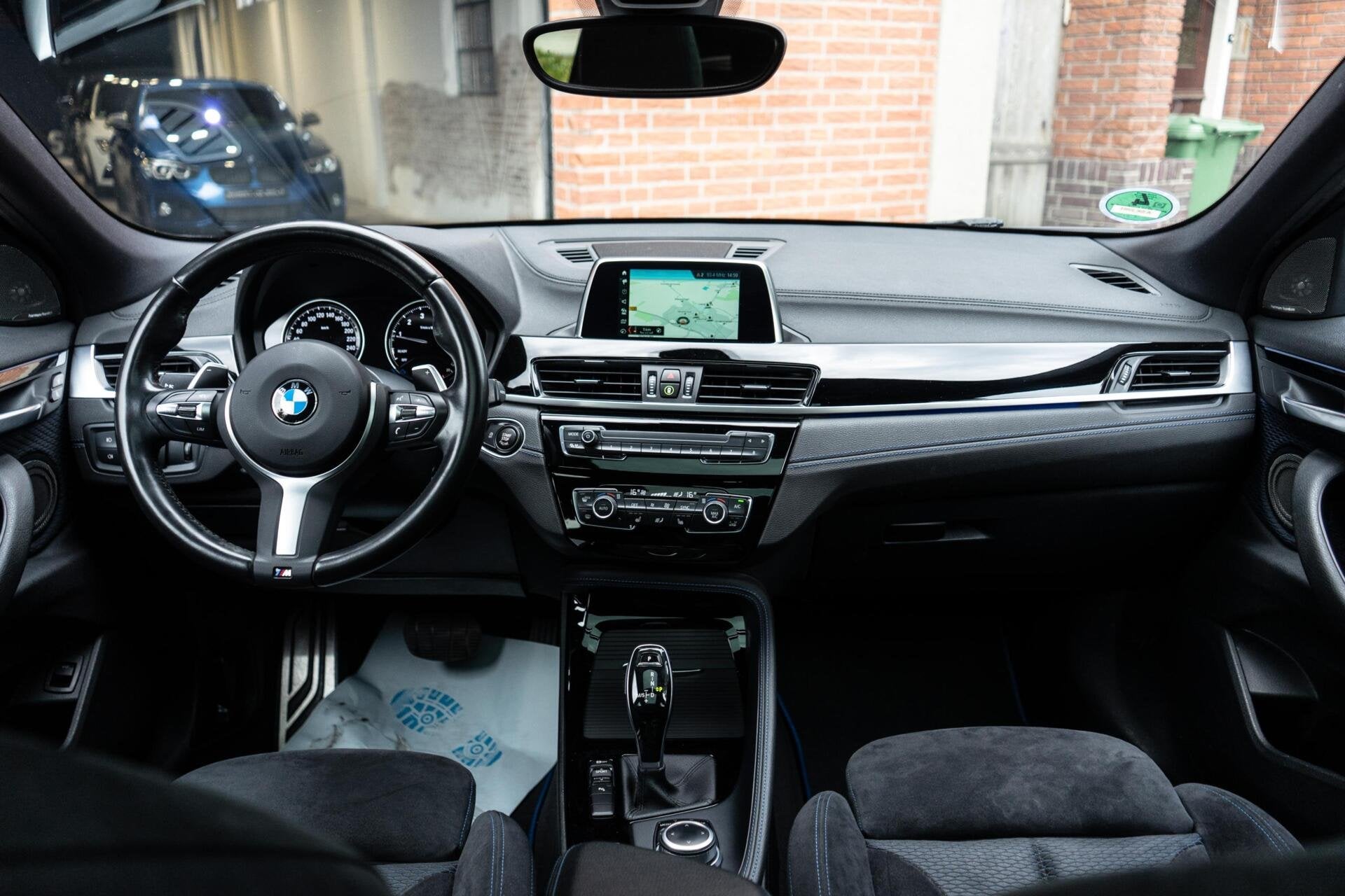 BMW X2 sDrive20i M-Sport Pano / H&K / Camera, Auto's, 1998 cc, Gebruikt, Zwart, 1435 kg
