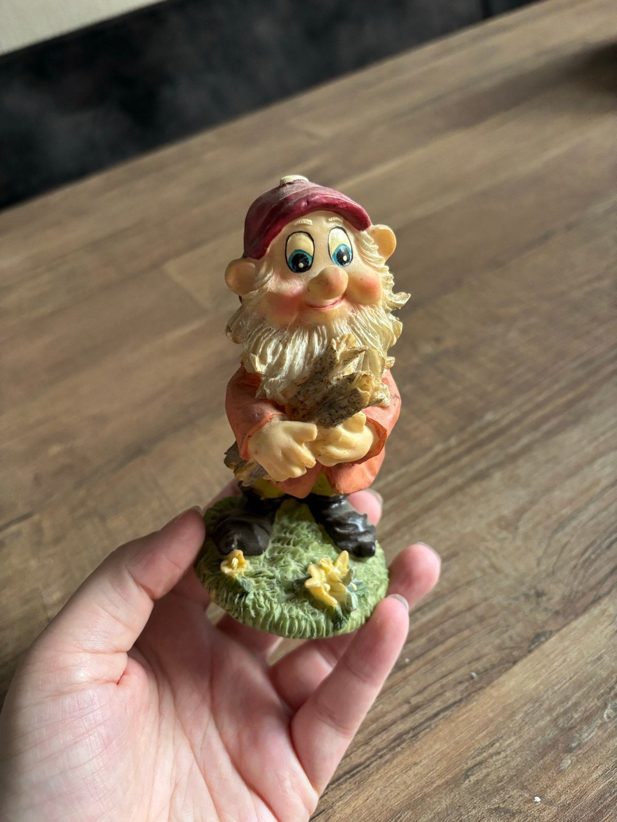 Efteling beeldje: Vrolijke kabouter met boek, Ophalen of Verzenden, Gebruikt, Beeldje of Poppetje