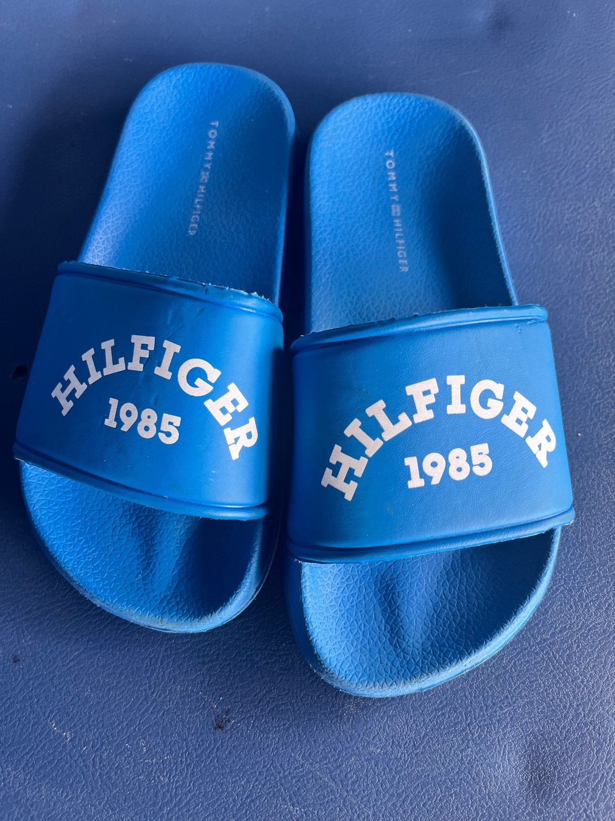 Tommy Hilfiger slippers maat 30, Ophalen of Verzenden, Gebruikt, Jongen of Meisje, Overige typen