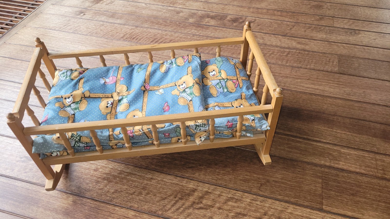 Houten poppenbedje met schattig berenbeddengoed, Ophalen, Ledikant